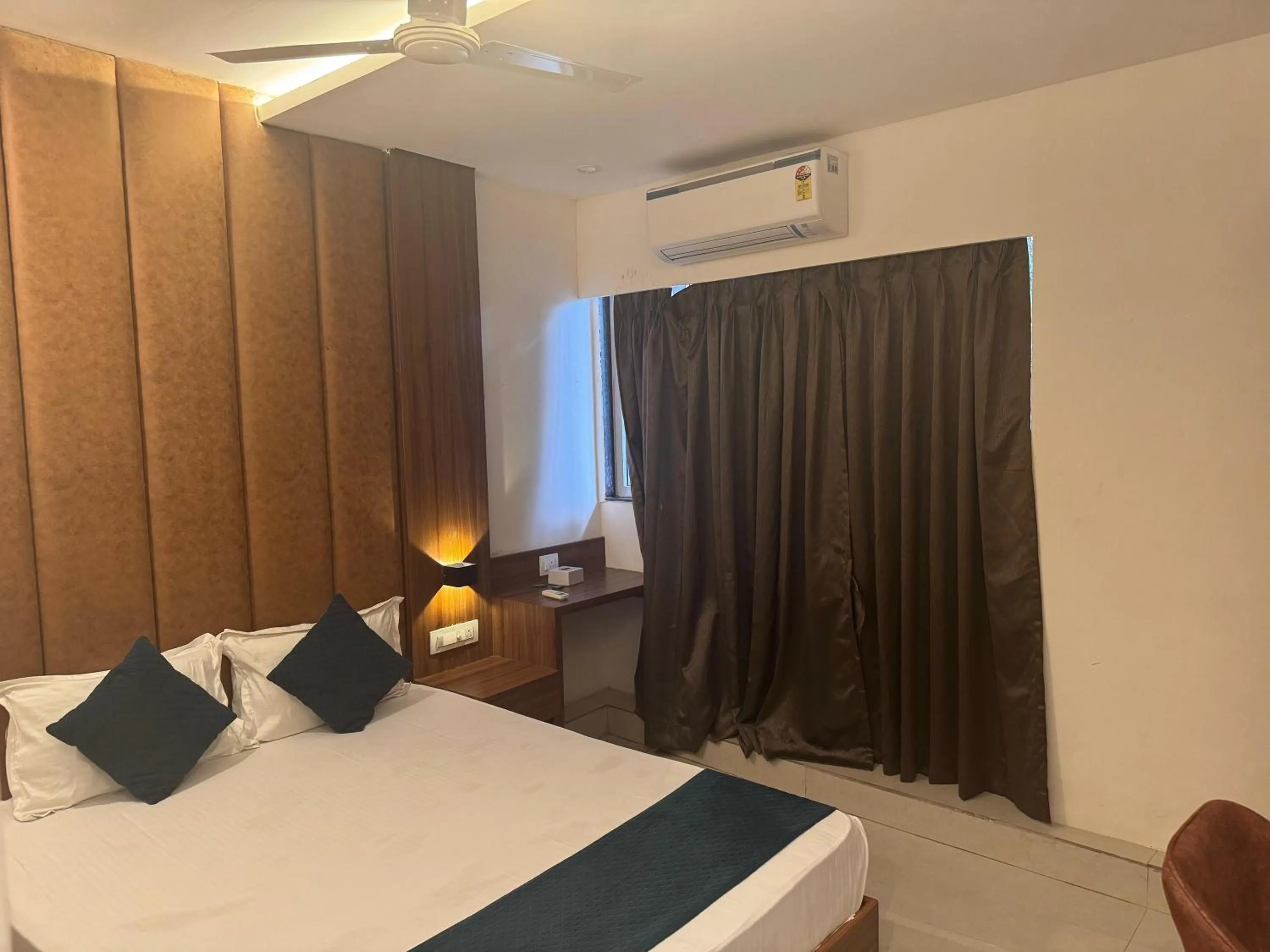 Bed in Hotel Sahara Residency