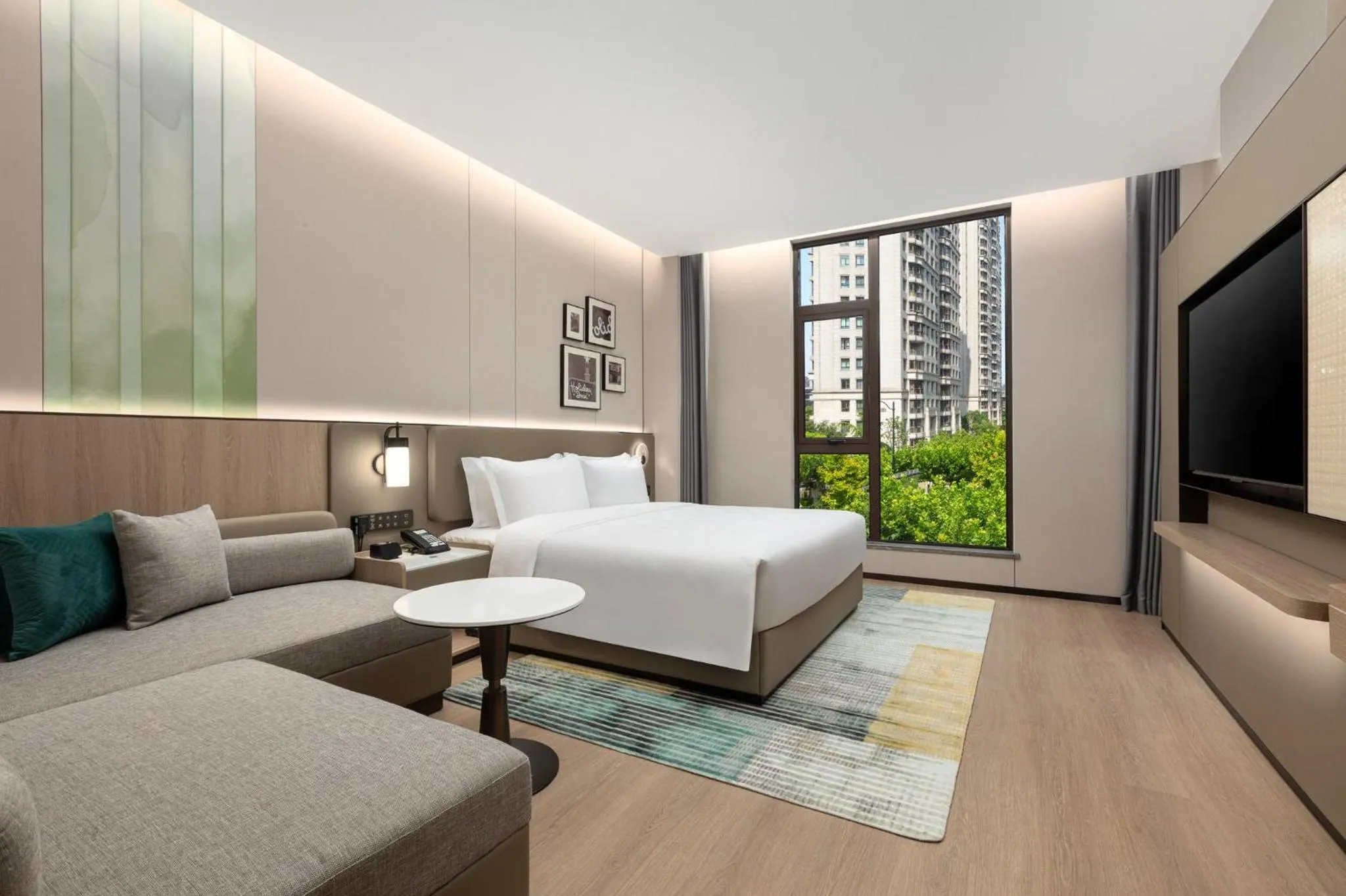 Photo of the whole room, Bed in Holiday Inn & Suites Shanghai Changfeng by IHG