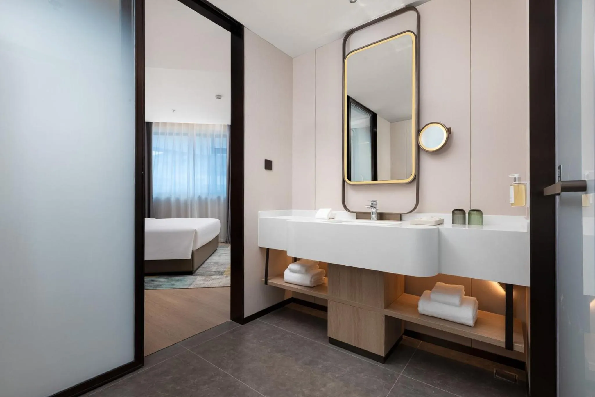 Photo of the whole room, Bed in Holiday Inn & Suites Shanghai Changfeng by IHG