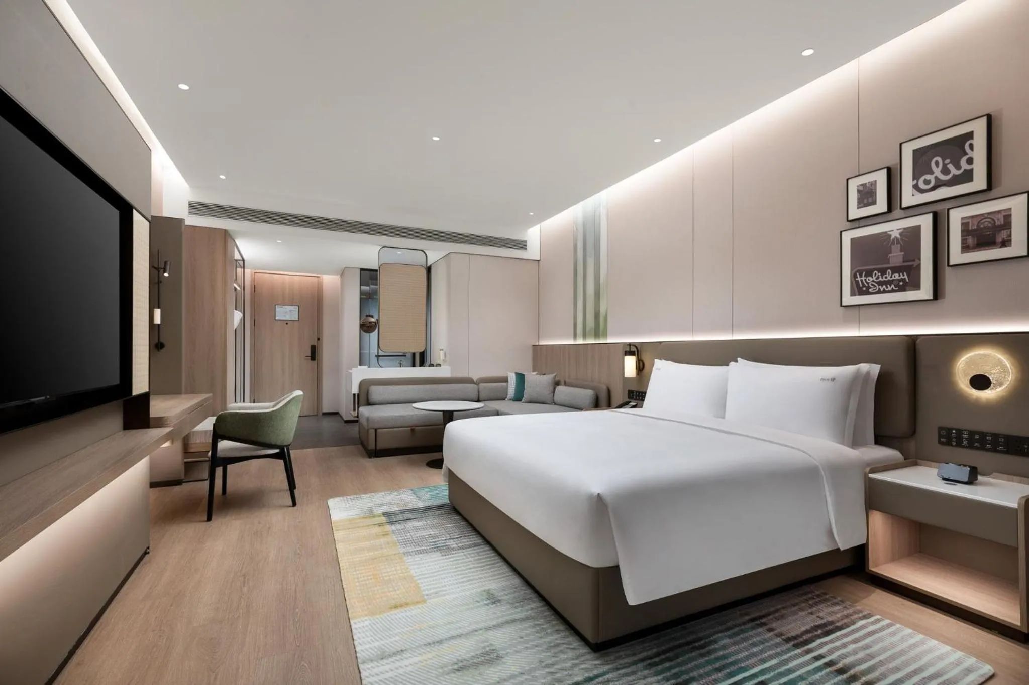 Photo of the whole room, Bed in Holiday Inn & Suites Shanghai Changfeng by IHG