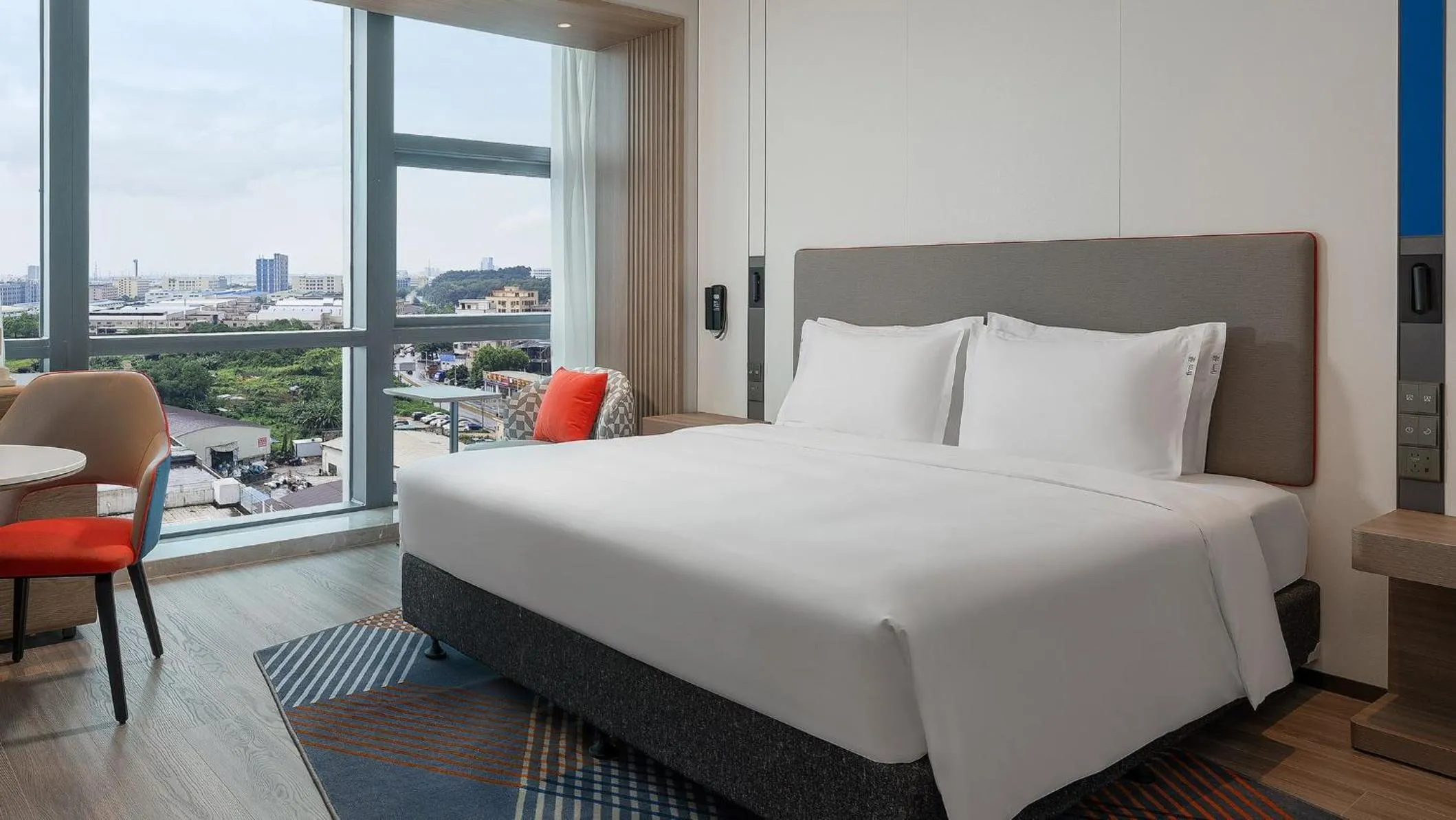 Photo of the whole room, Bed in Holiday Inn Express Foshan Sanshui by IHG