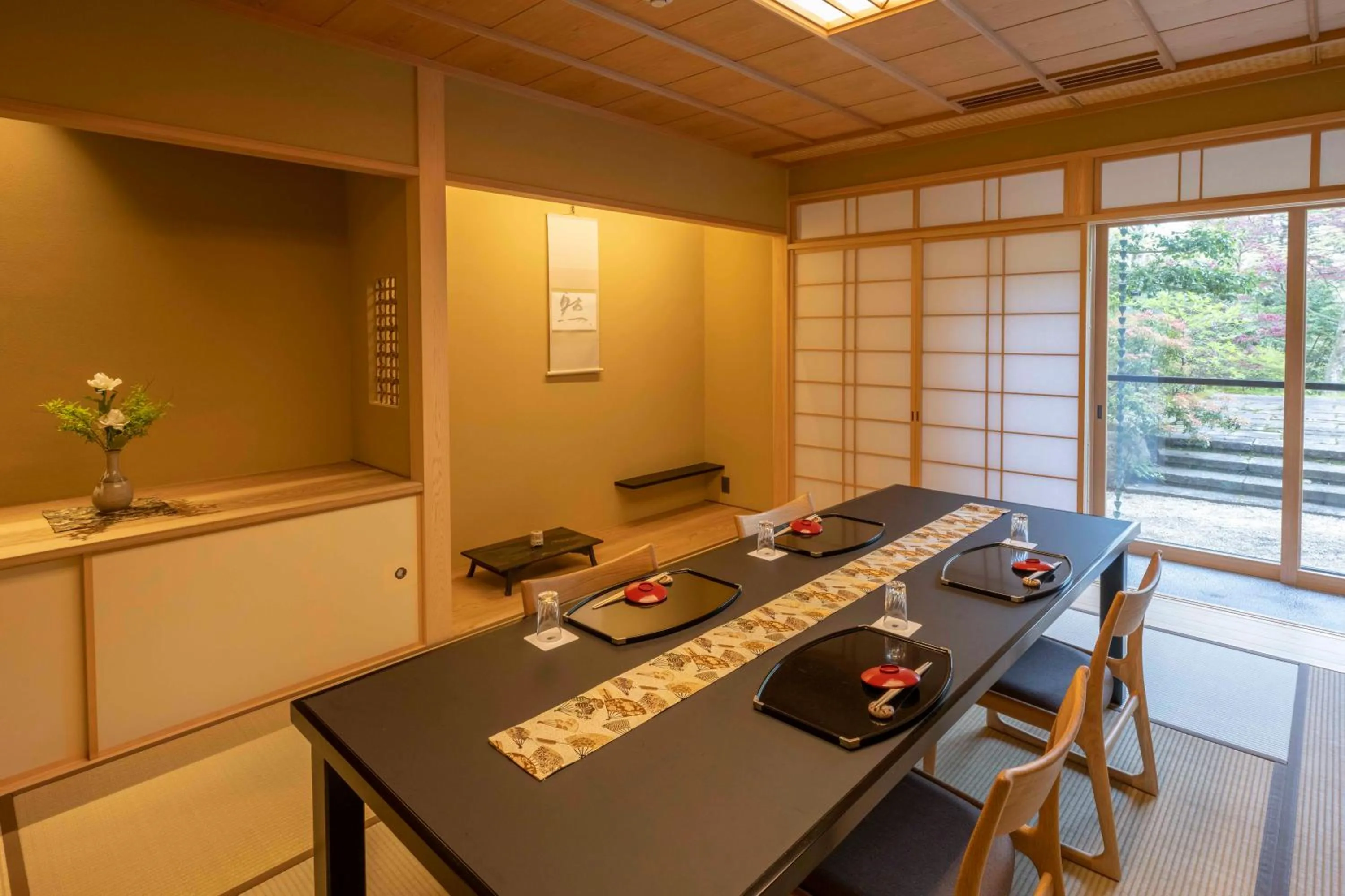 Restaurant/places to eat in Gora Kadan