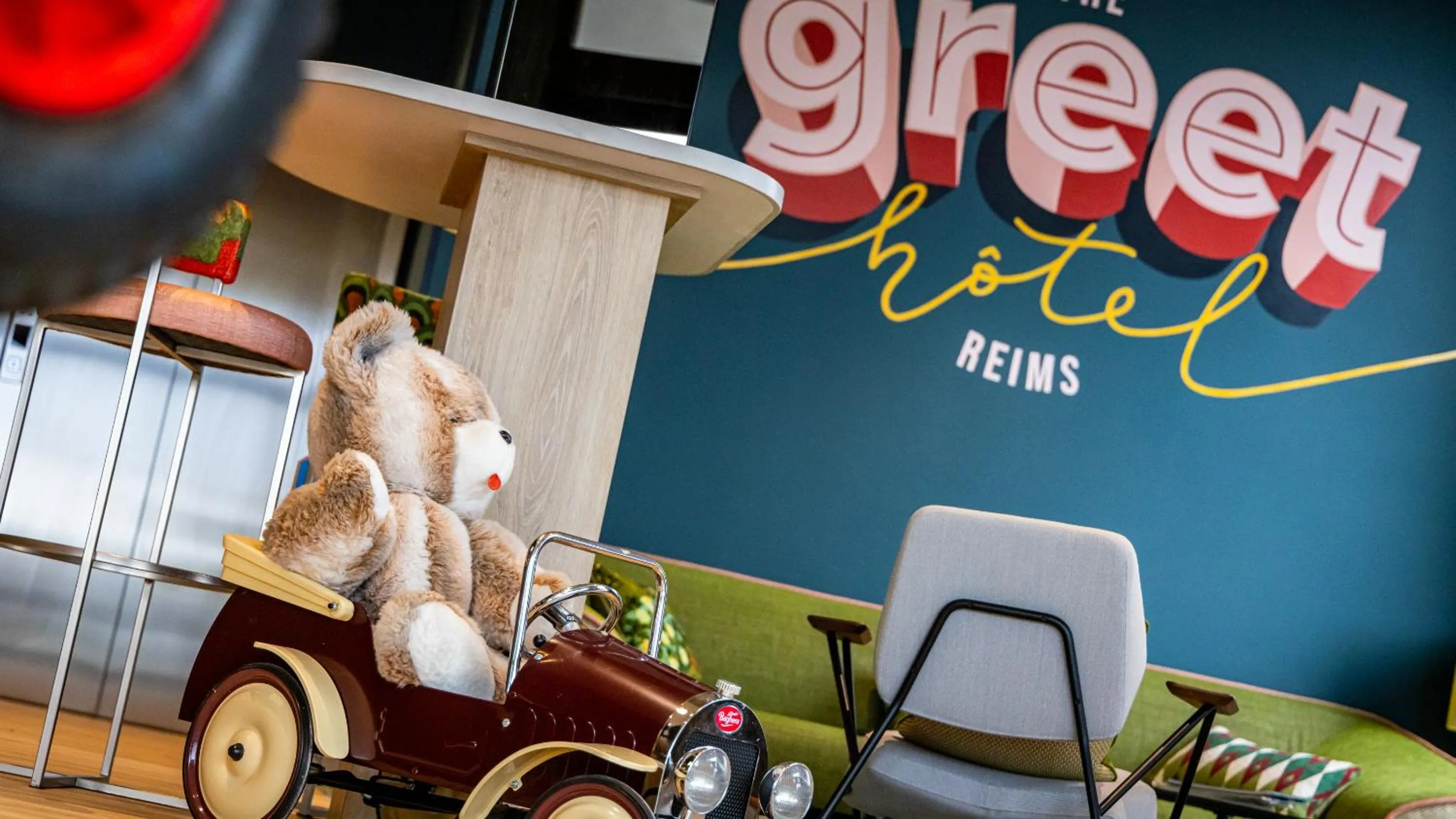 Living room in greet Hotel Reims Tinqueux