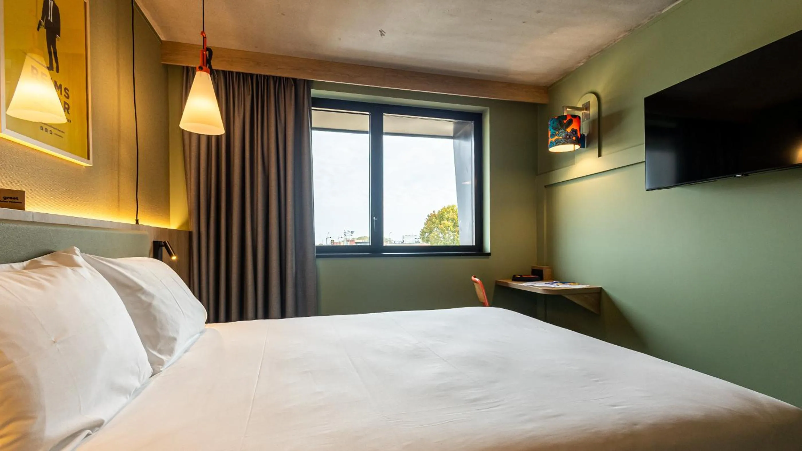 Bedroom, Bed in greet Hotel Reims Tinqueux