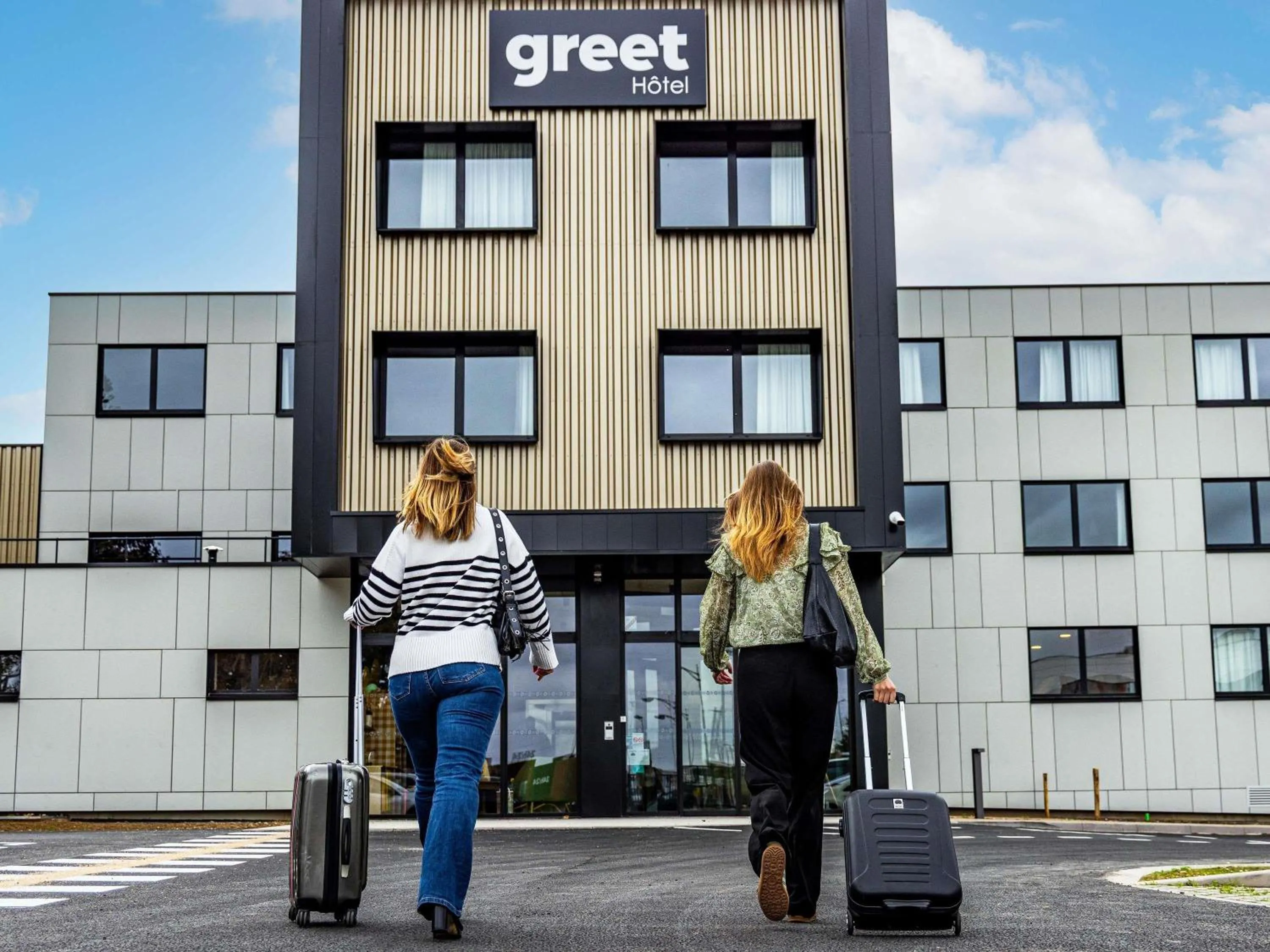 Property building in greet Hotel Reims Tinqueux