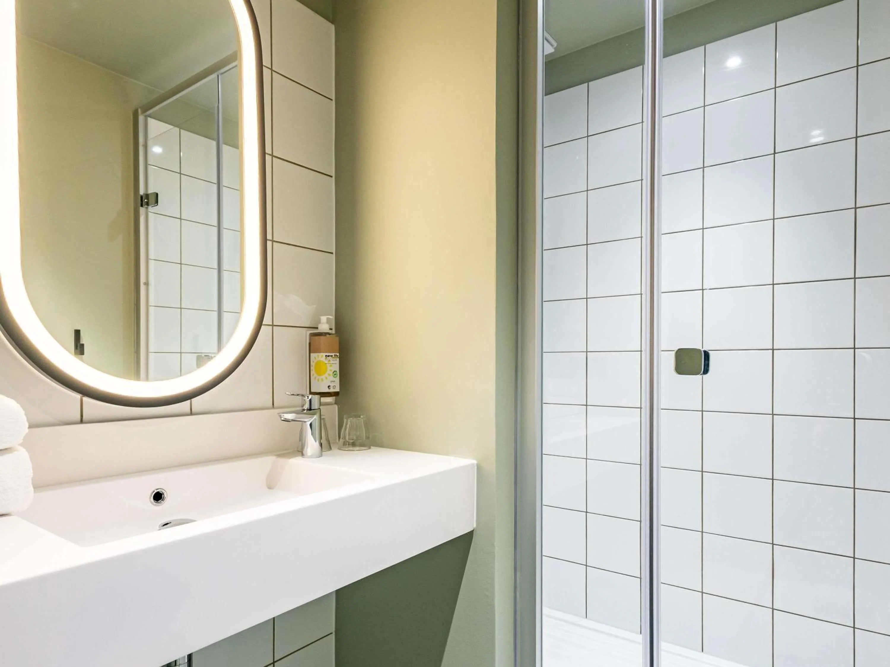 Bedroom in greet Hotel Reims Tinqueux