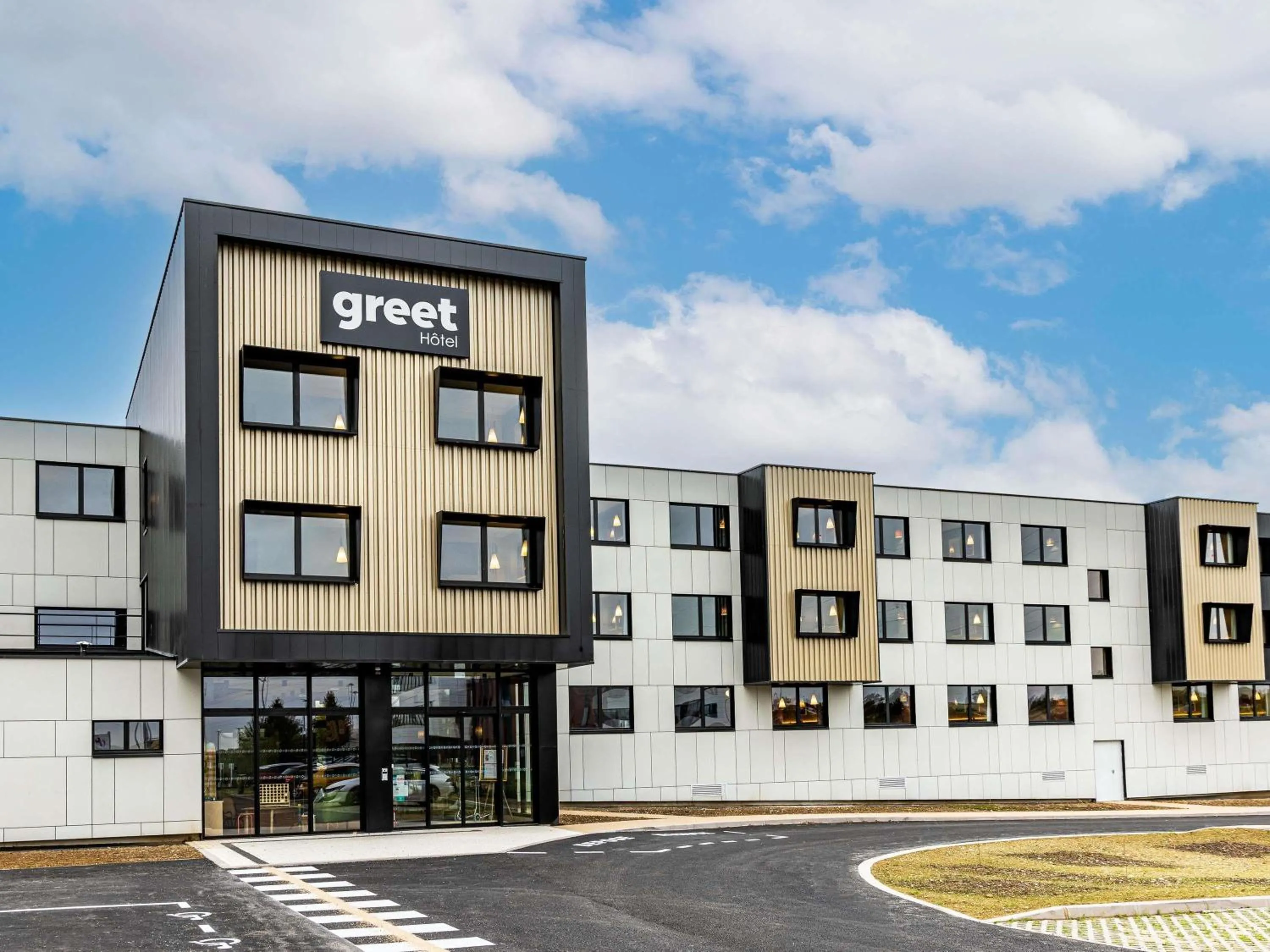 Property building in greet Hotel Reims Tinqueux