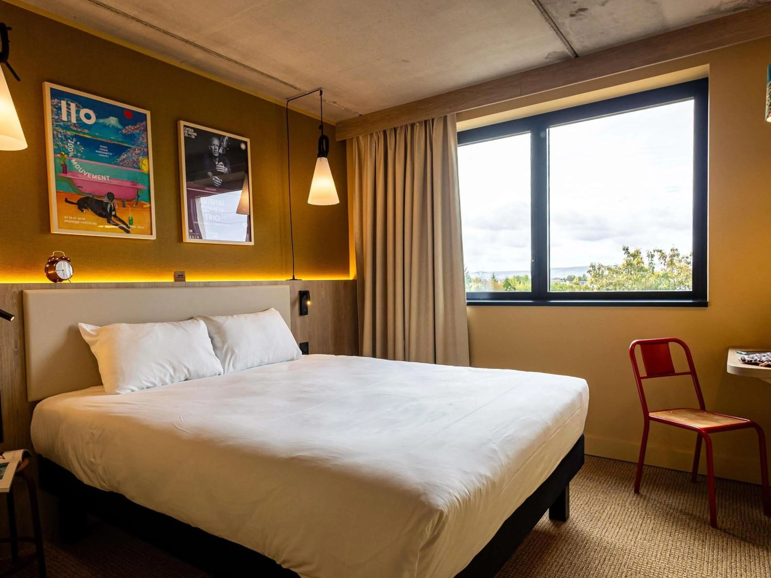 Bedroom, Bed in greet Hotel Reims Tinqueux