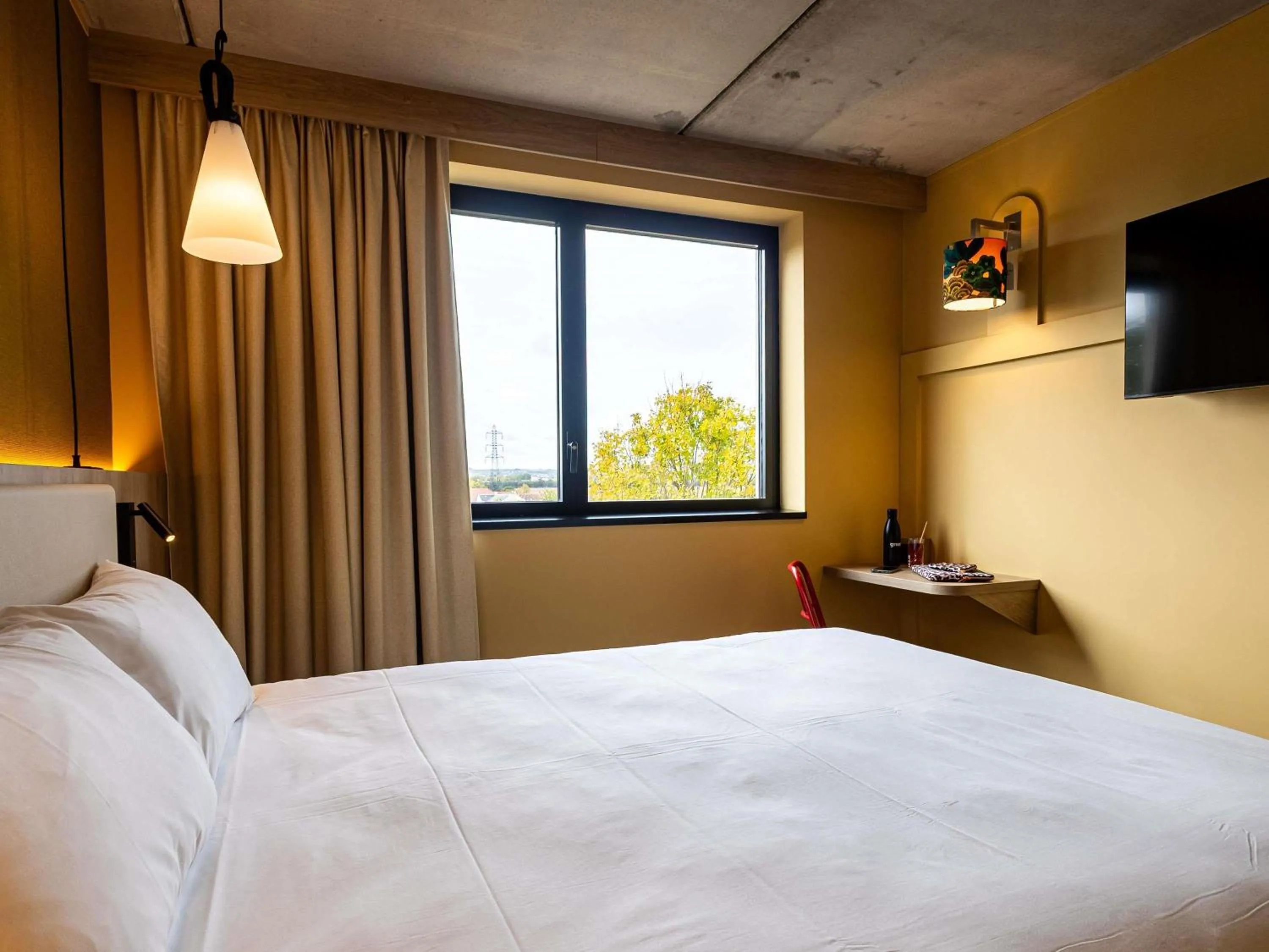 Bedroom, Bed in greet Hotel Reims Tinqueux