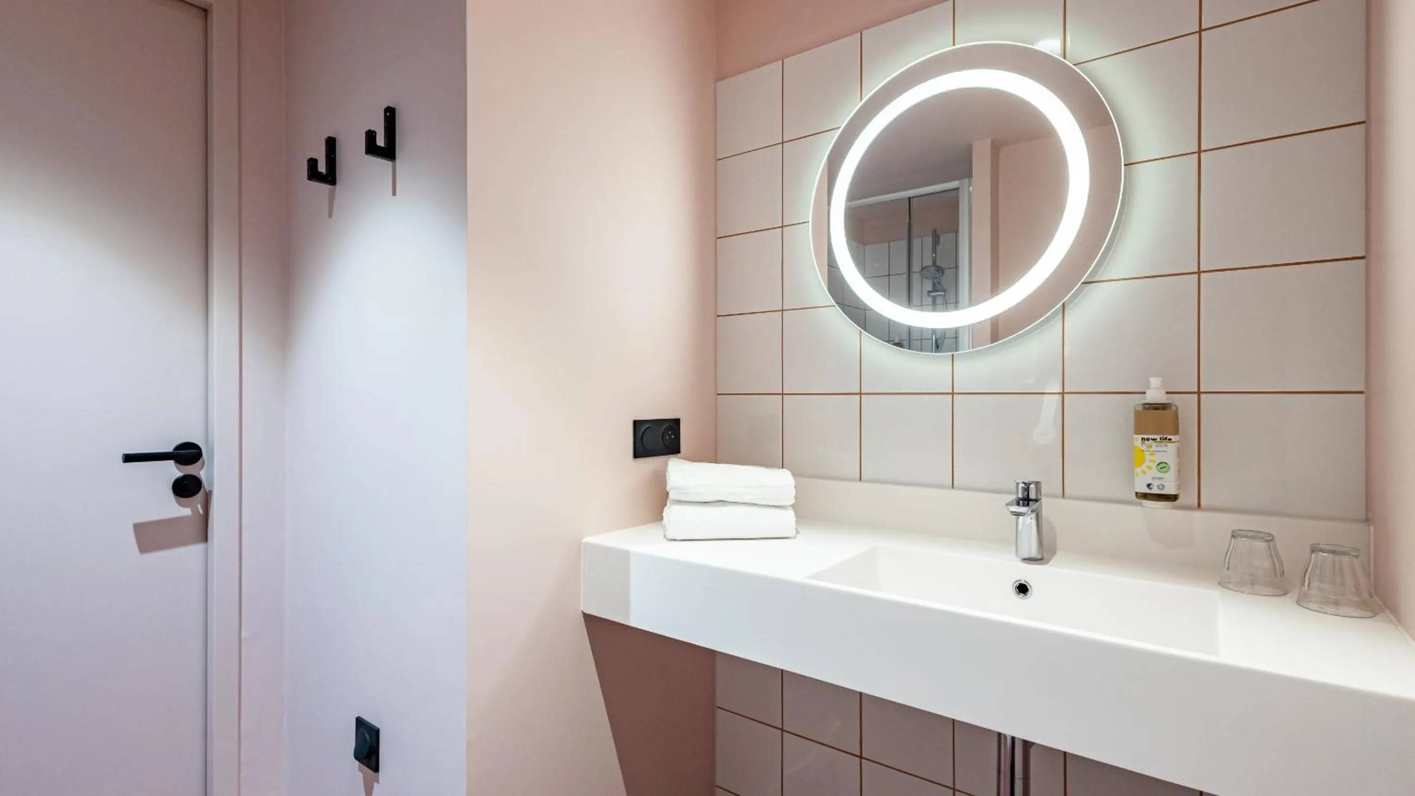 Bathroom in greet Hotel Reims Tinqueux