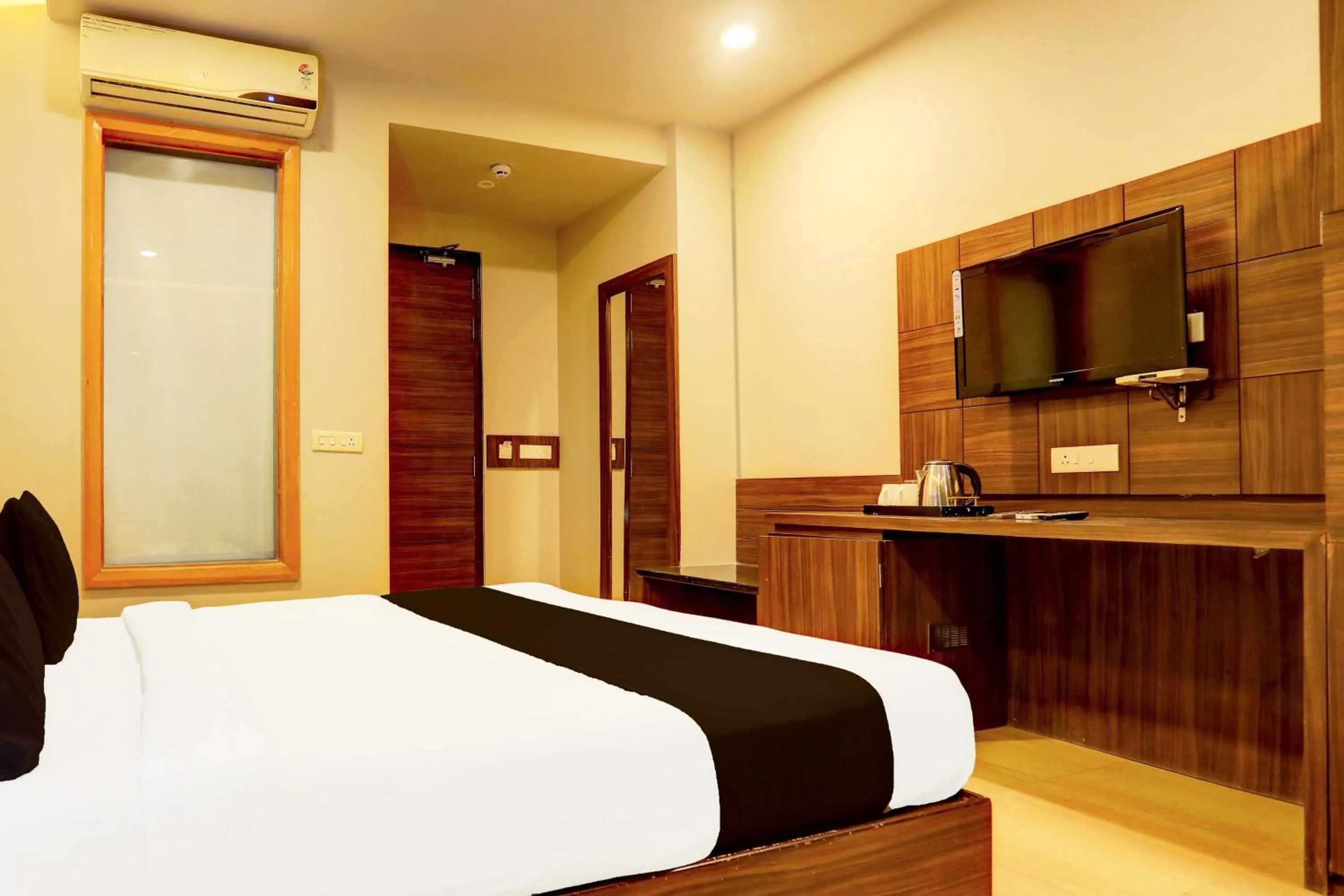 Bedroom, Bed in Hotel O Alwar Bus Station