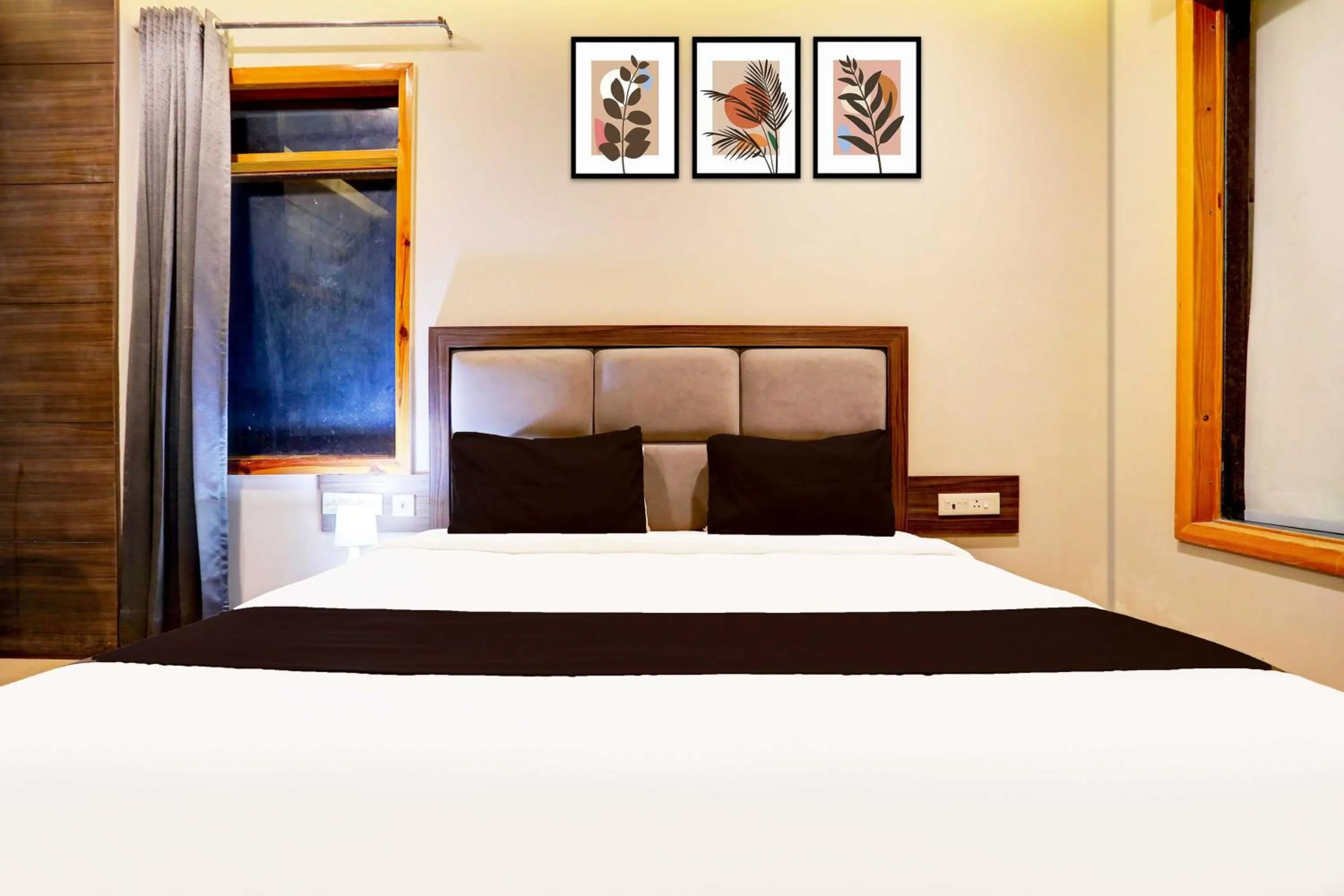 Bedroom, Bed in Hotel O Alwar Bus Station