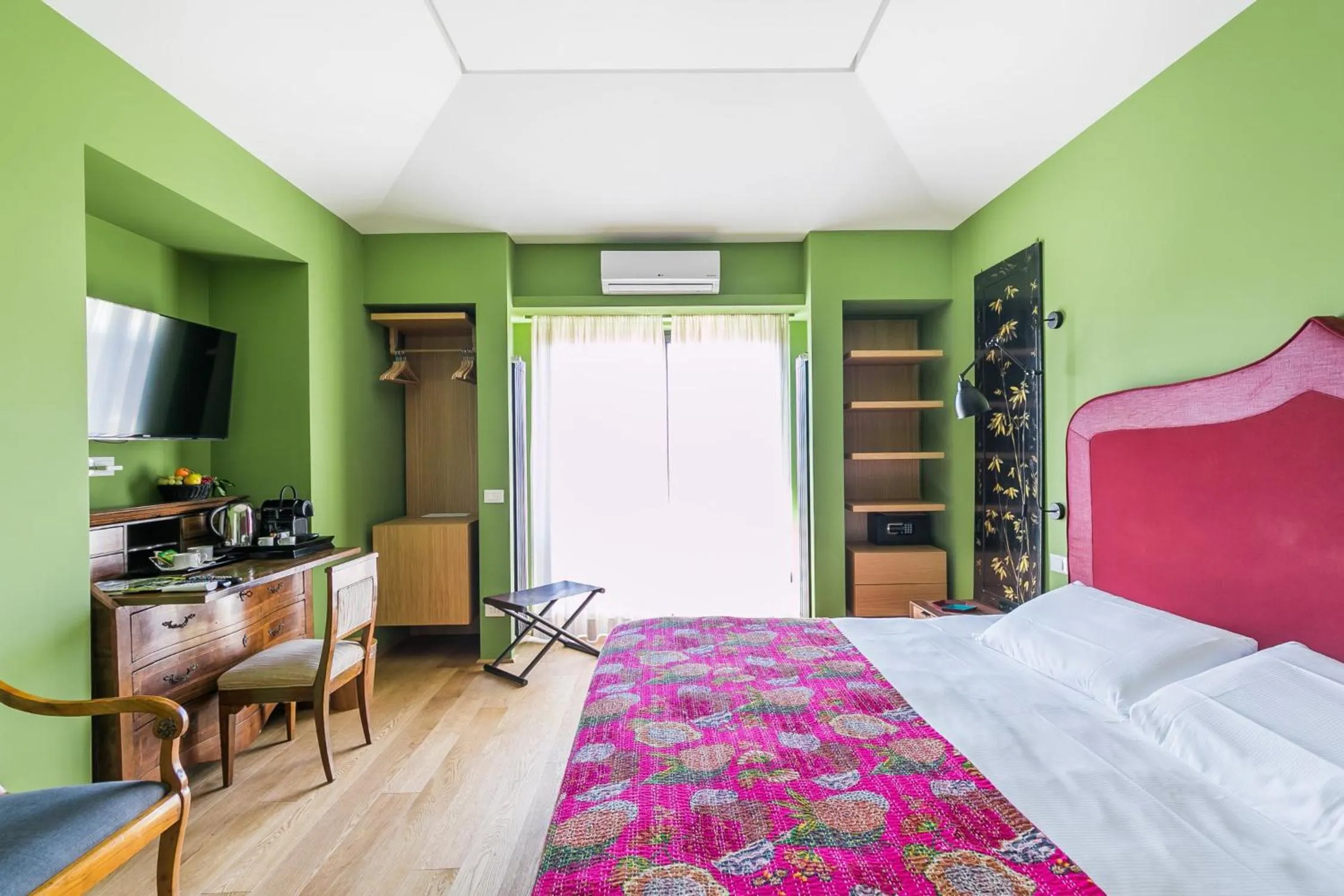 Photo of the whole room, Bed in Rarity Suites