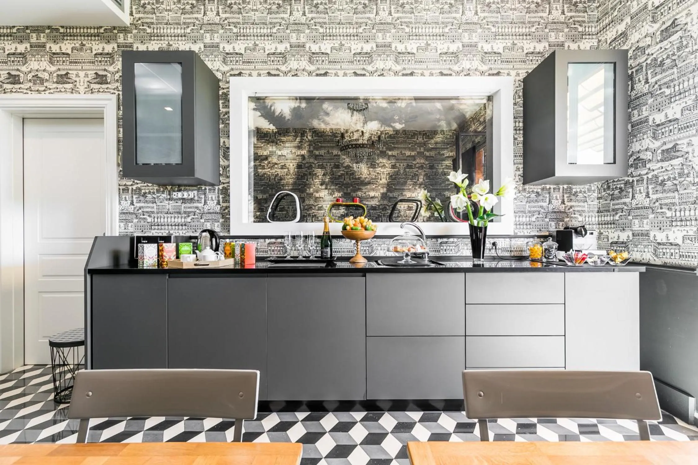 Communal lounge/ TV room in Rarity Suites