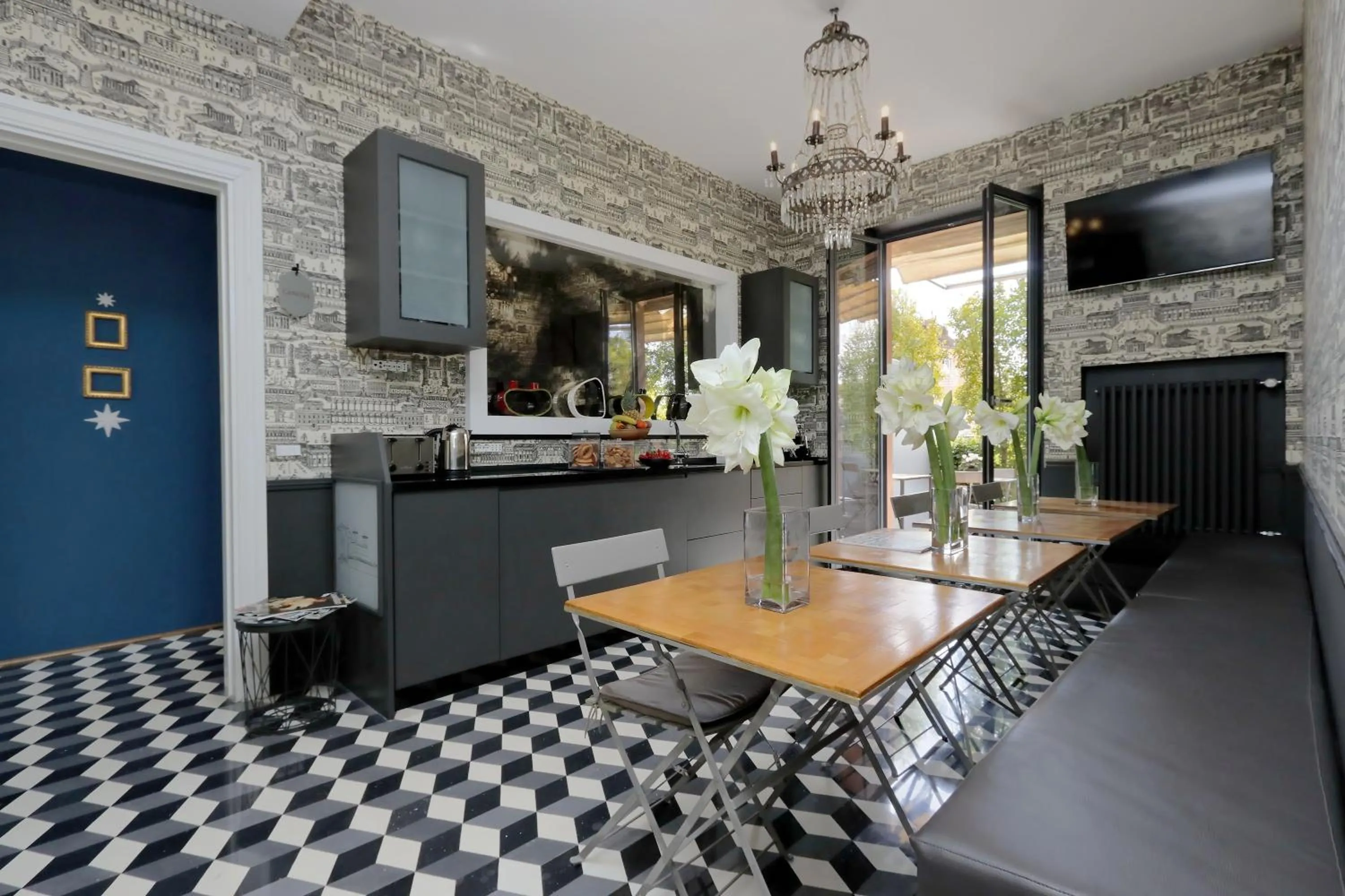 Restaurant/places to eat in Rarity Suites