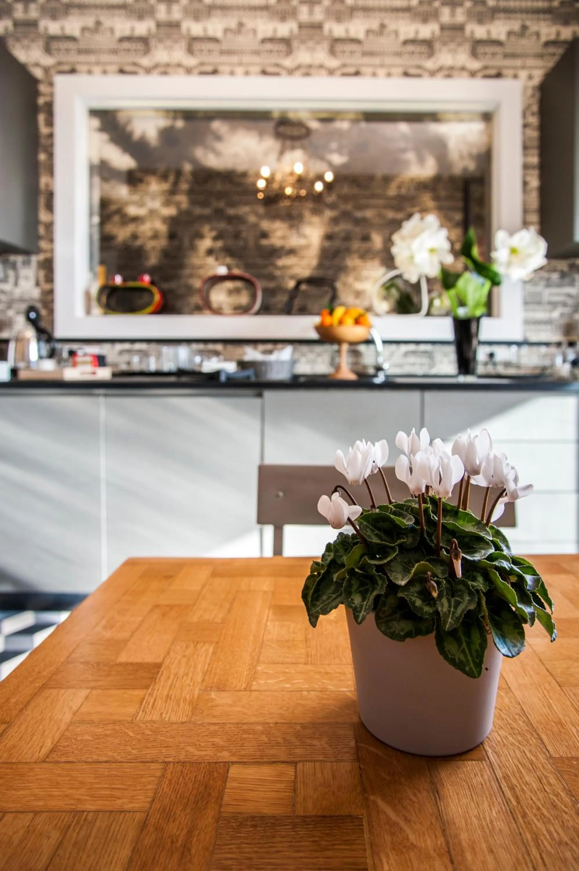 Communal lounge/ TV room in Rarity Suites