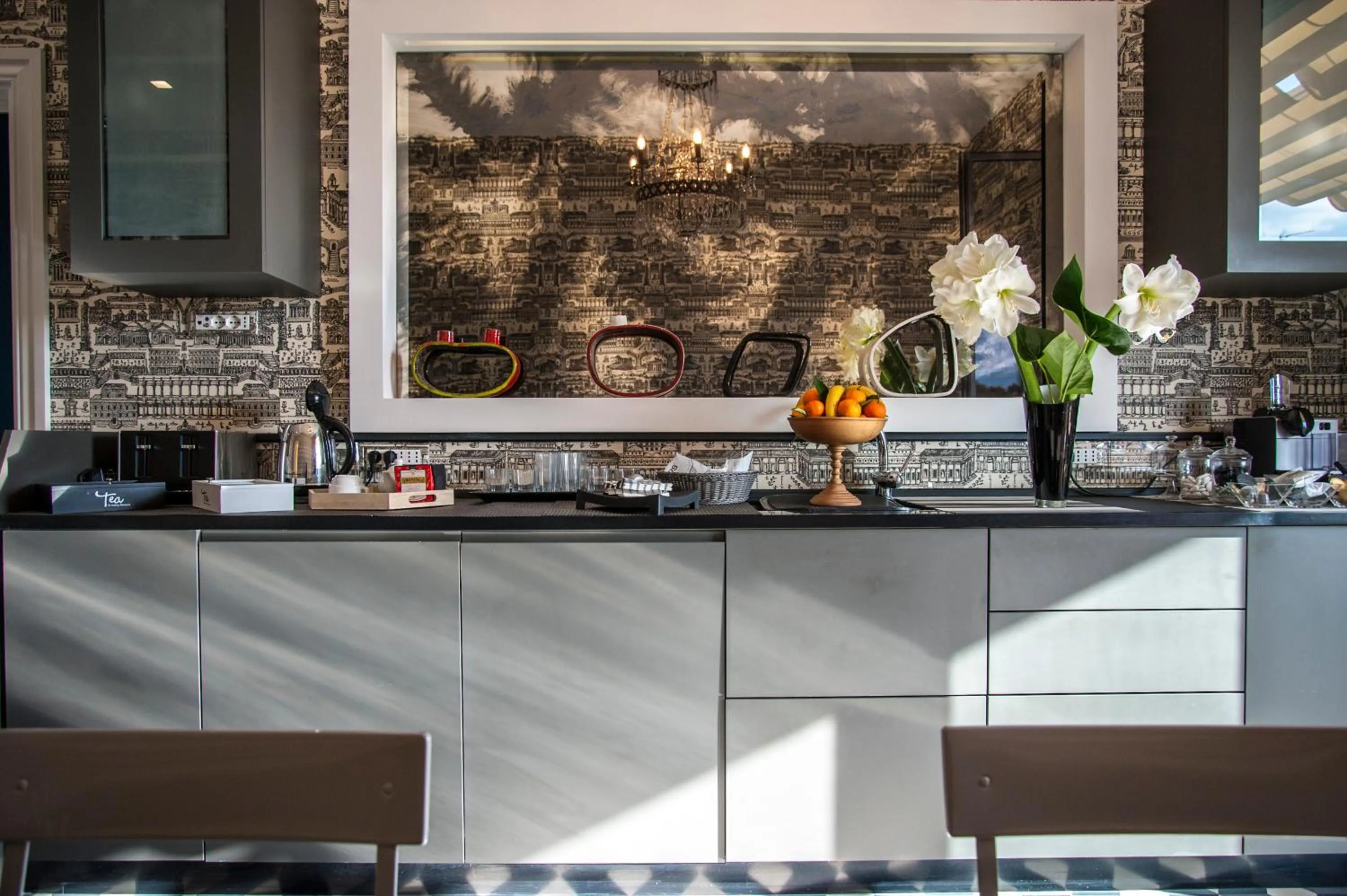 Communal lounge/ TV room in Rarity Suites