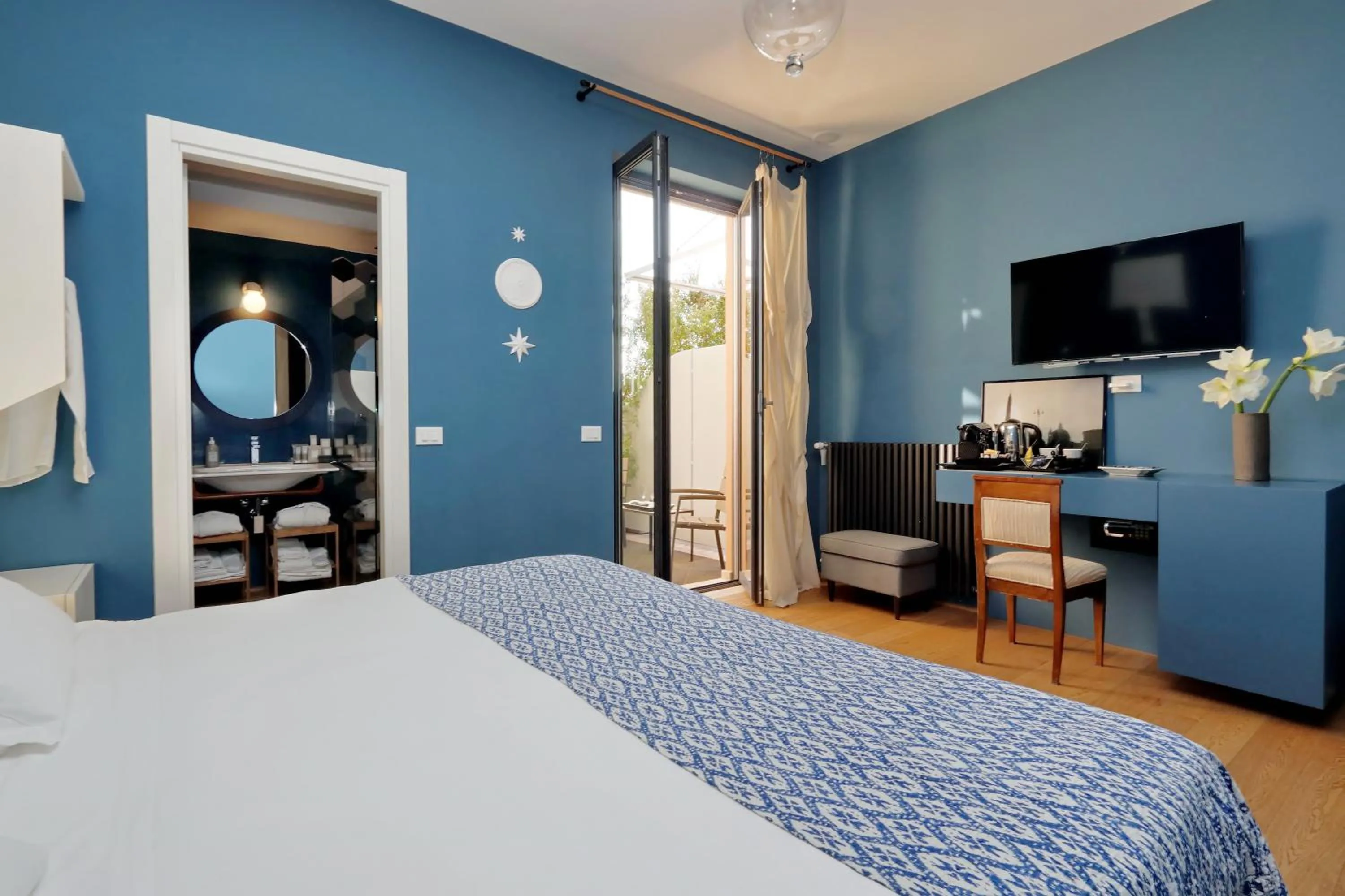 Bathroom, Bed in Rarity Suites