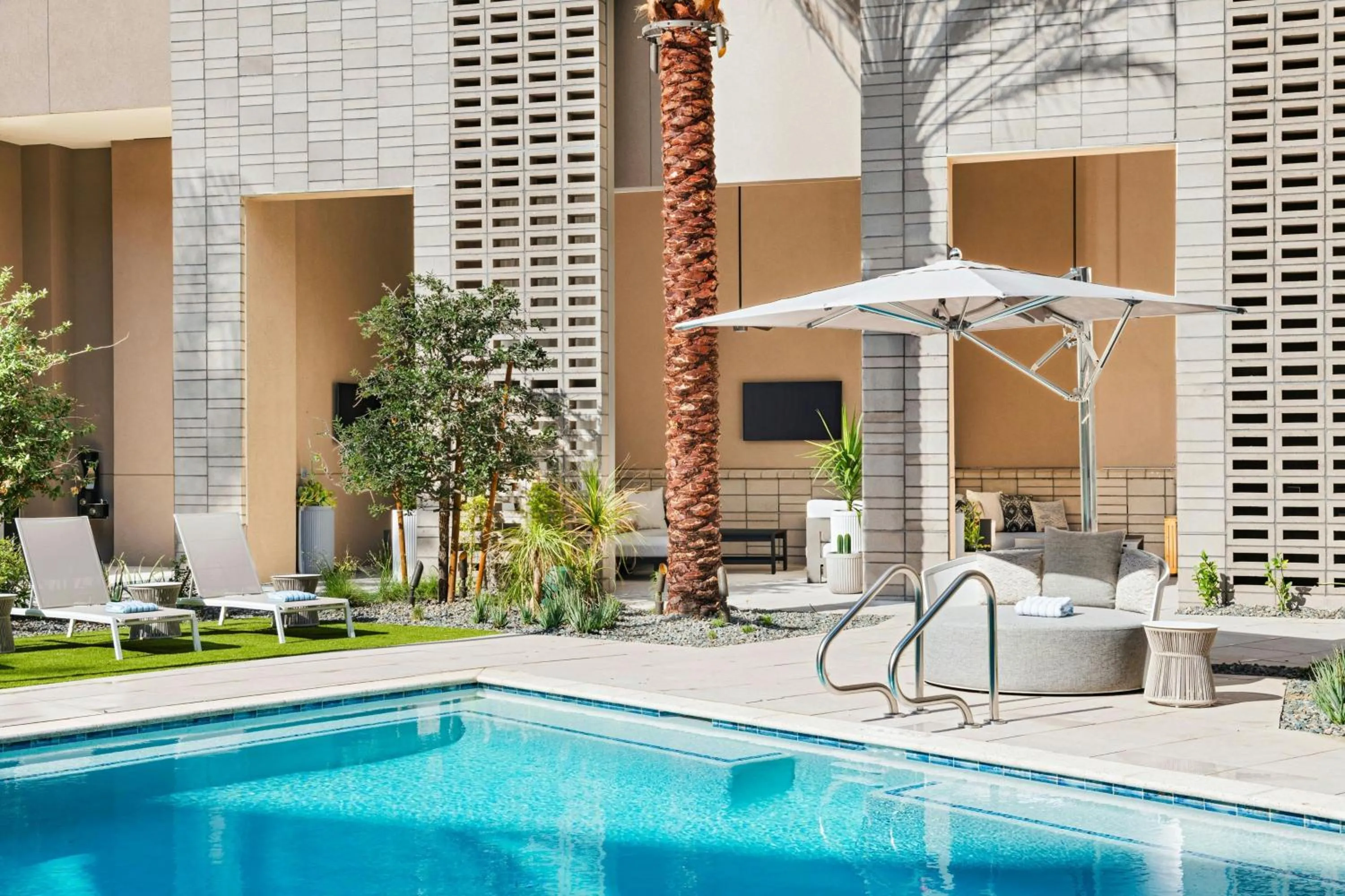 Swimming pool in Element Phoenix North Norterra