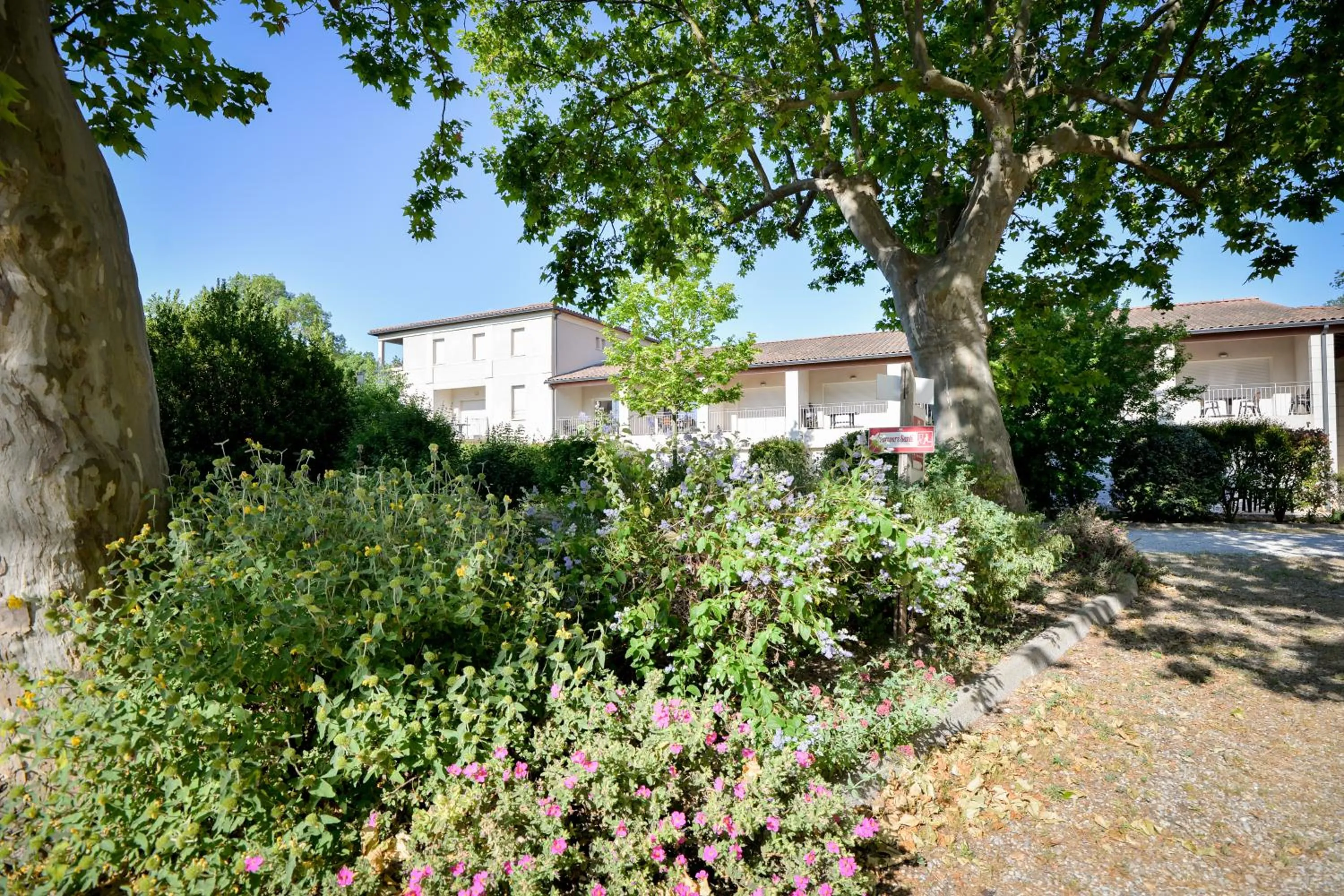Inner courtyard view in La Résidence du Château de Jouarres