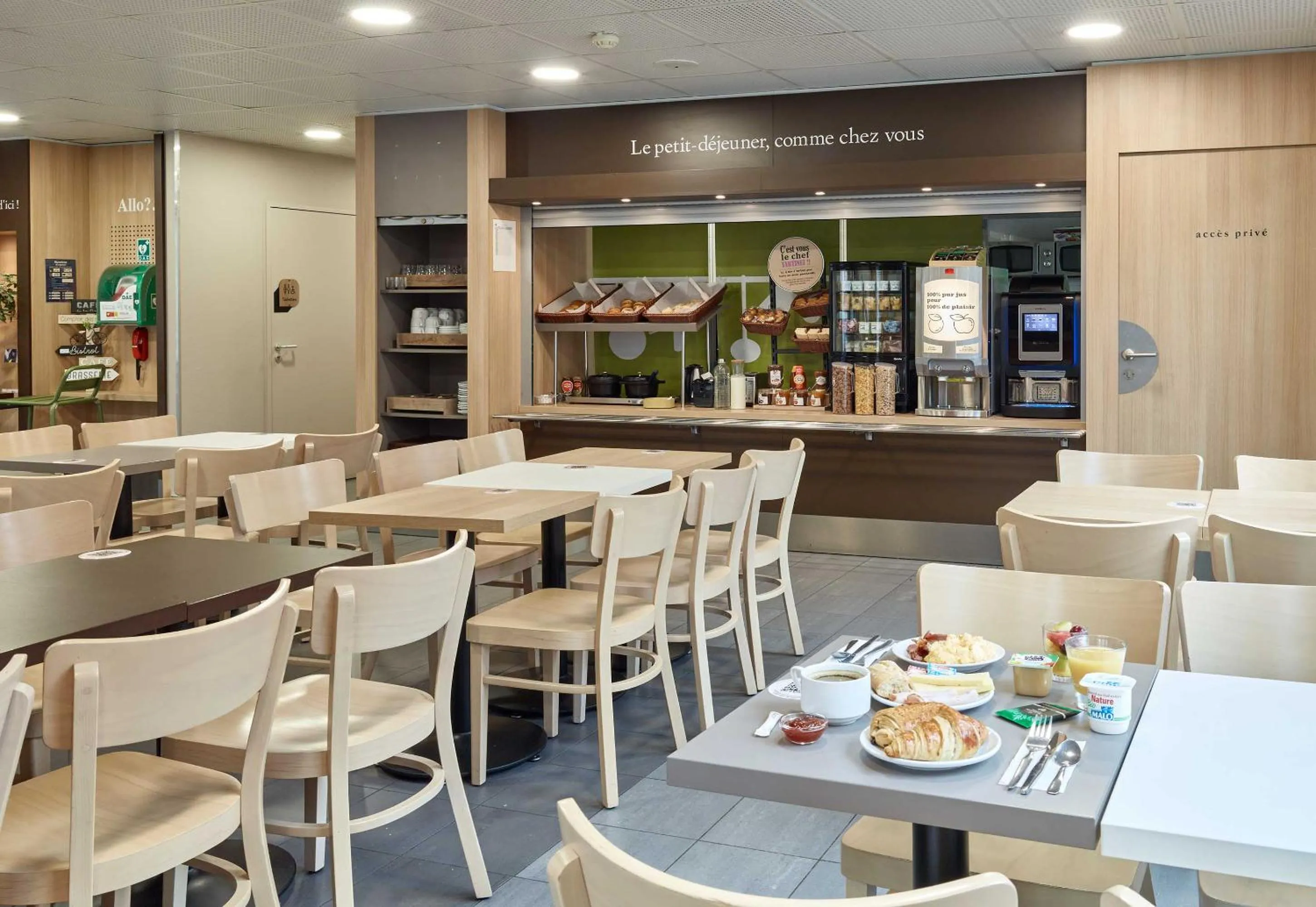 Restaurant/places to eat in B&B HOTEL Orly Chevilly Marché International