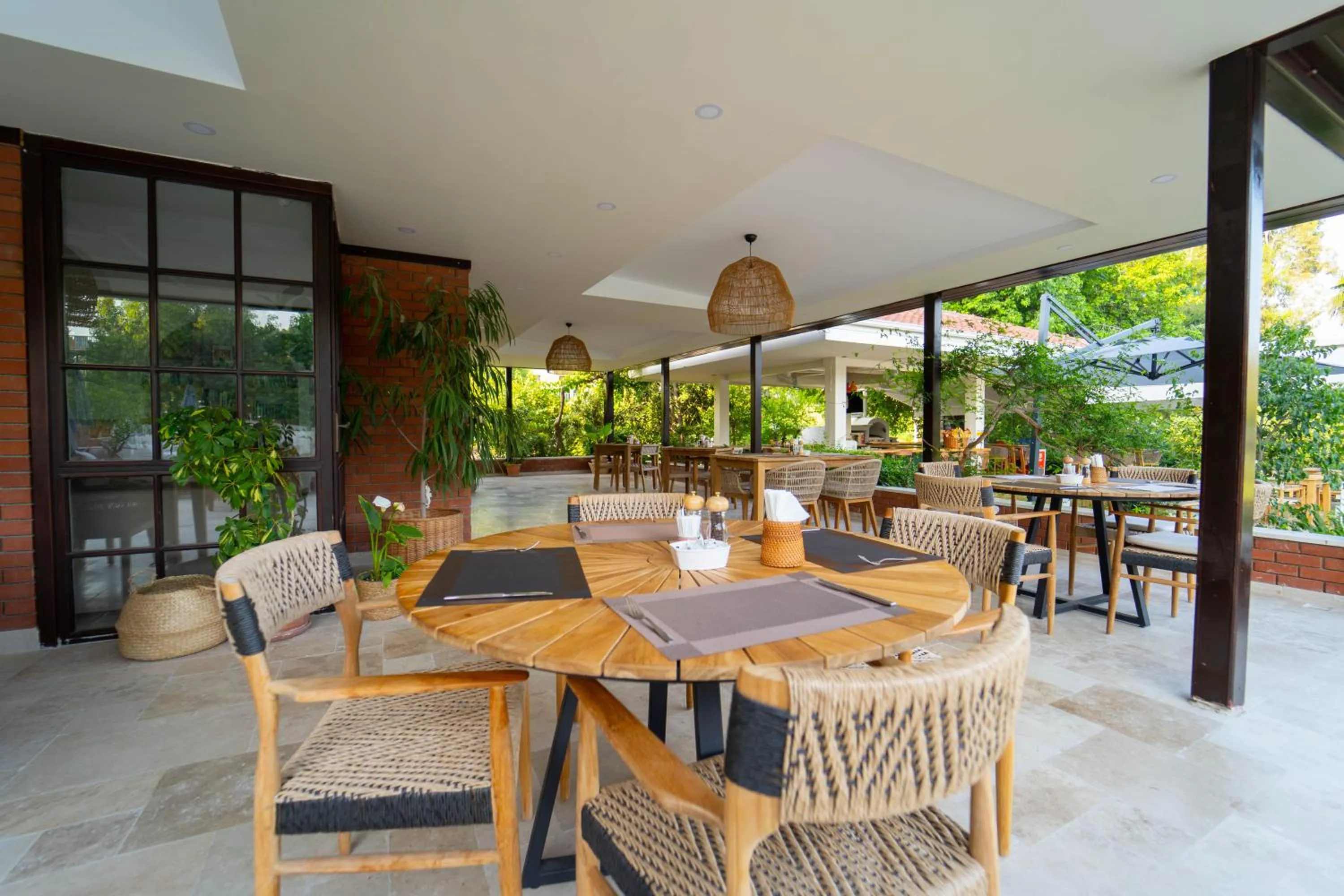 Restaurant/places to eat in Hotel Club-E