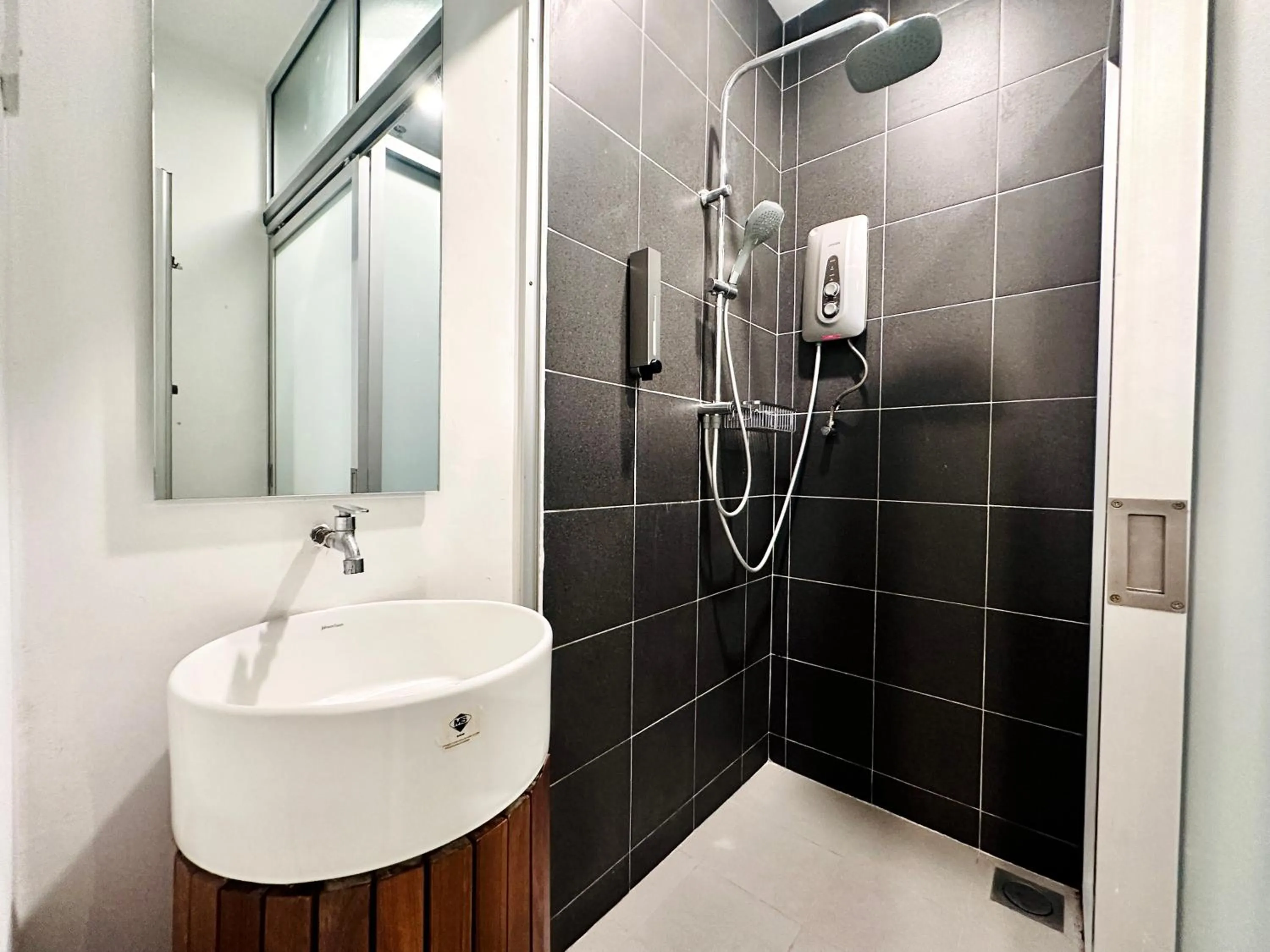 Bathroom in C Y C Heritage Hotel