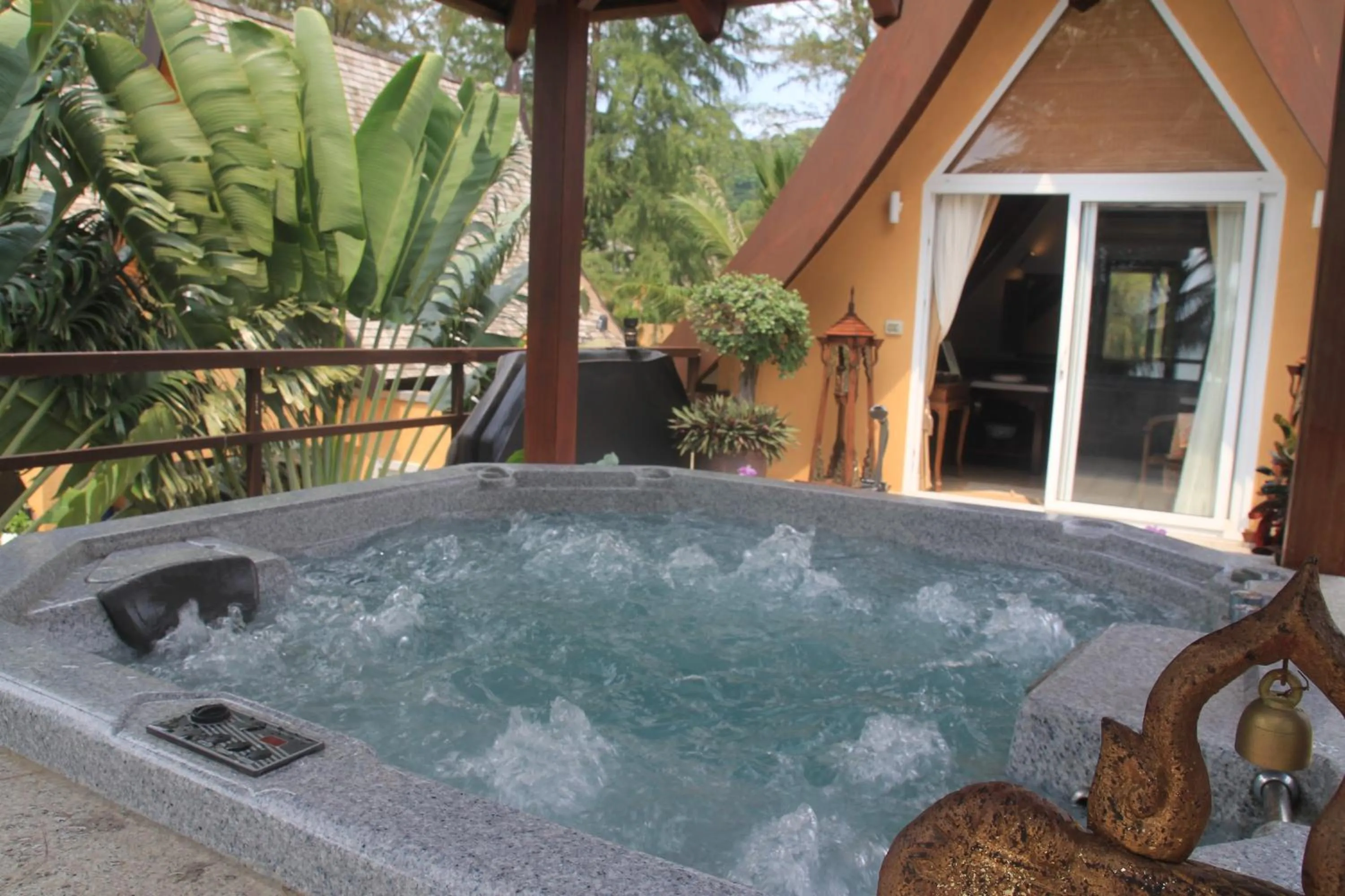 Hot Tub in Little Sunshine Boutique Beach Resort & Spa
