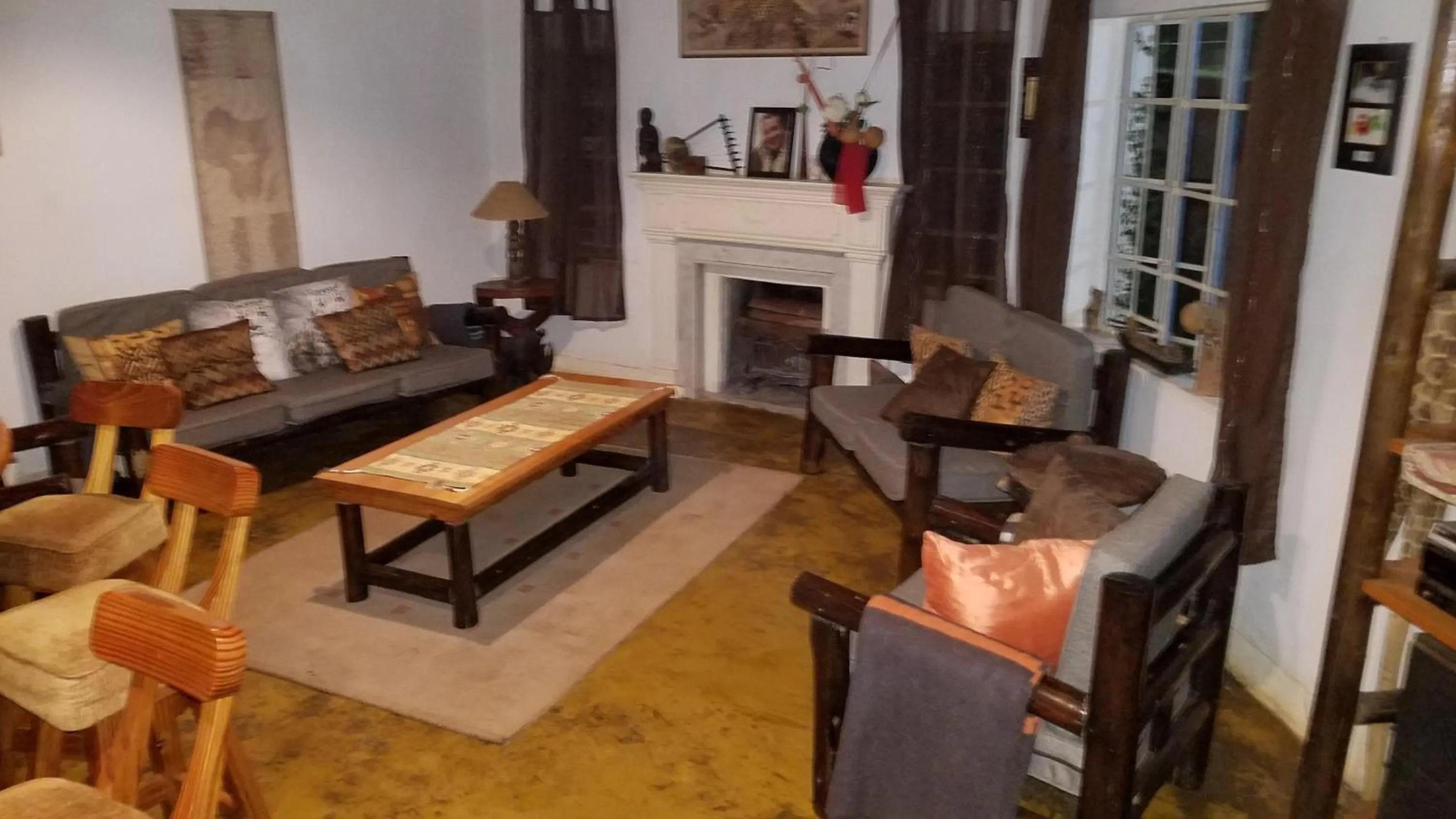 Communal lounge/ TV room in Thokozani Lodge