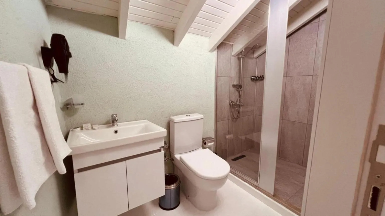 Shower in Hanole Macaron Guest House