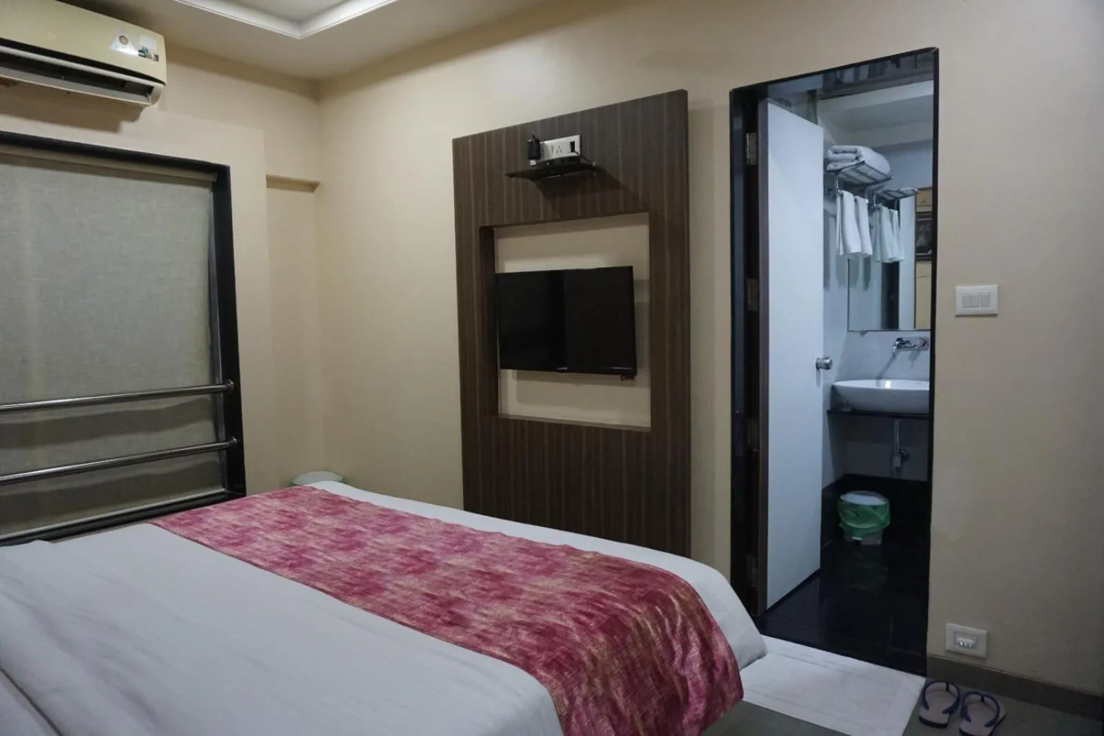 Photo of the whole room, Bed in Hotel Yash Executive