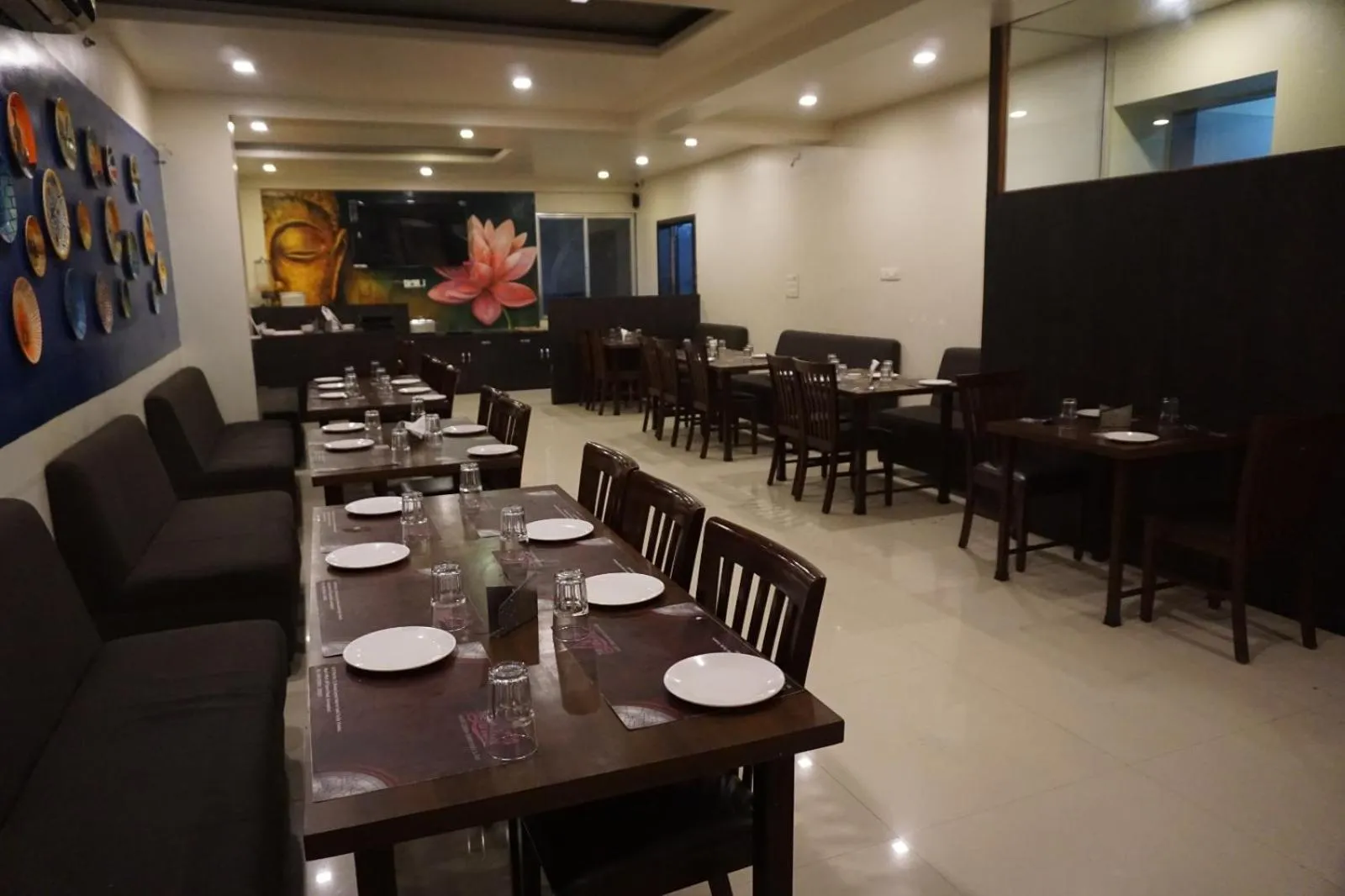 Restaurant/places to eat in Hotel Yash Executive