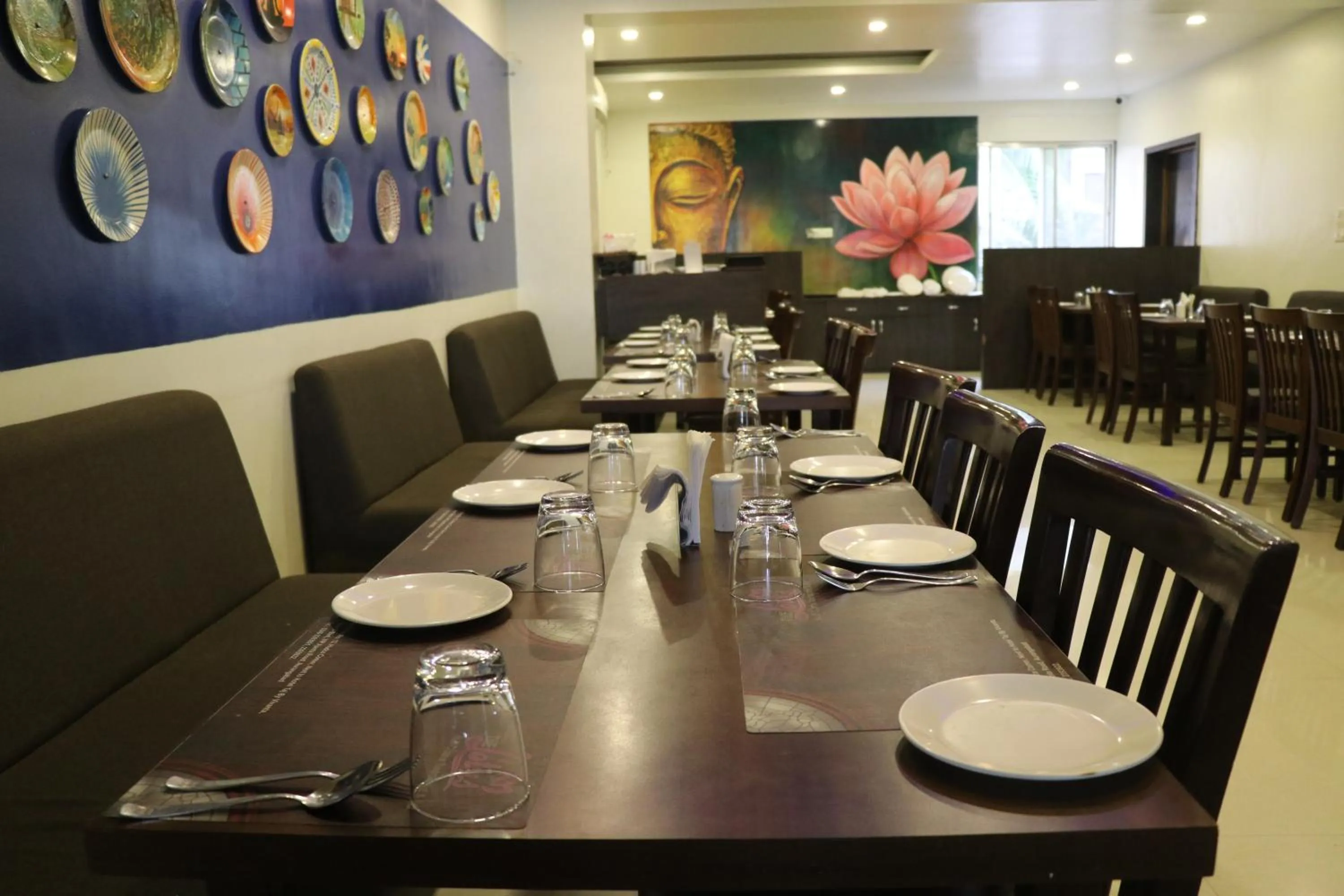 Restaurant/places to eat in Hotel Yash Executive