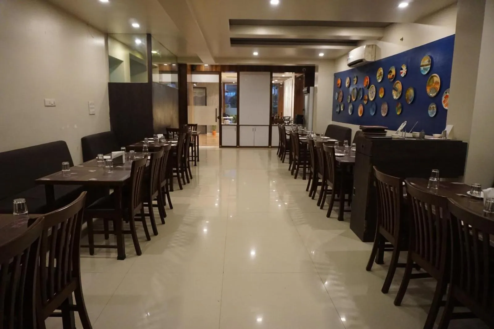 Restaurant/places to eat in Hotel Yash Executive
