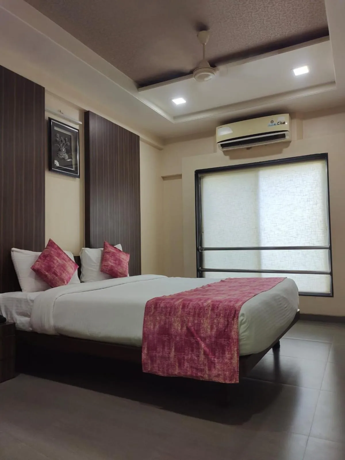 Photo of the whole room, Bed in Hotel Yash Executive