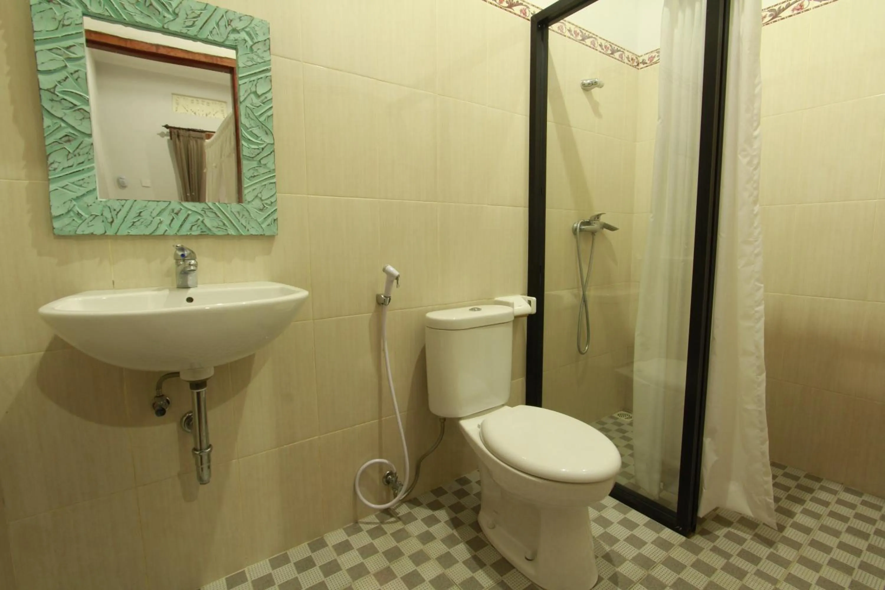 Shower in Suryadina Guest House