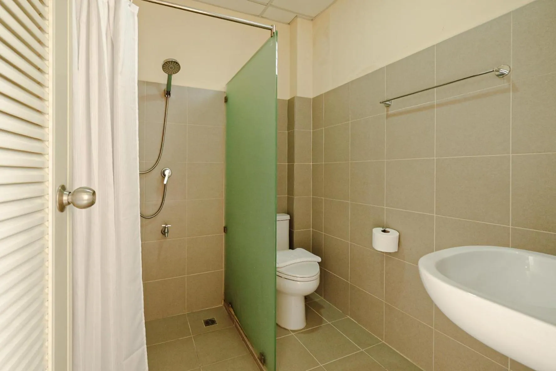 Shower in Thong Poon Apartment Chiang Mai