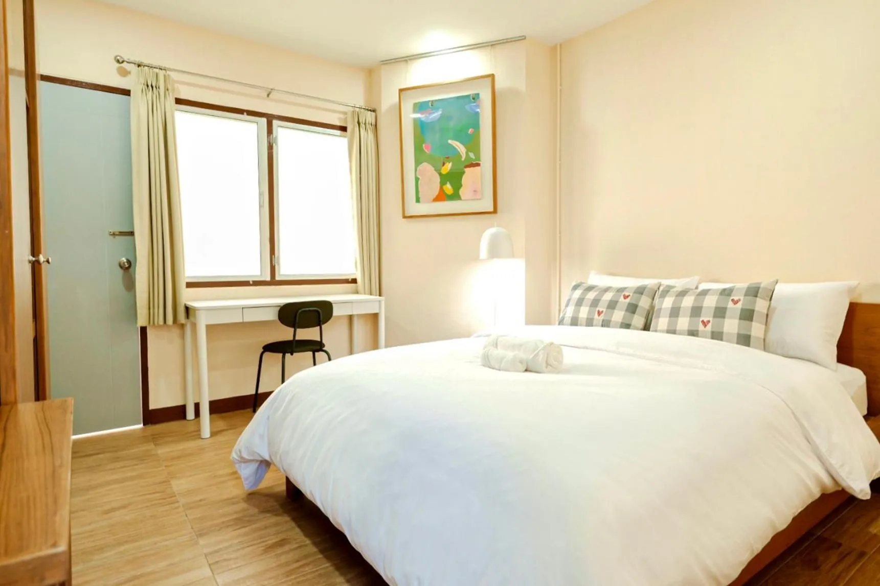 Photo of the whole room, Bed in Thong Poon Apartment Chiang Mai