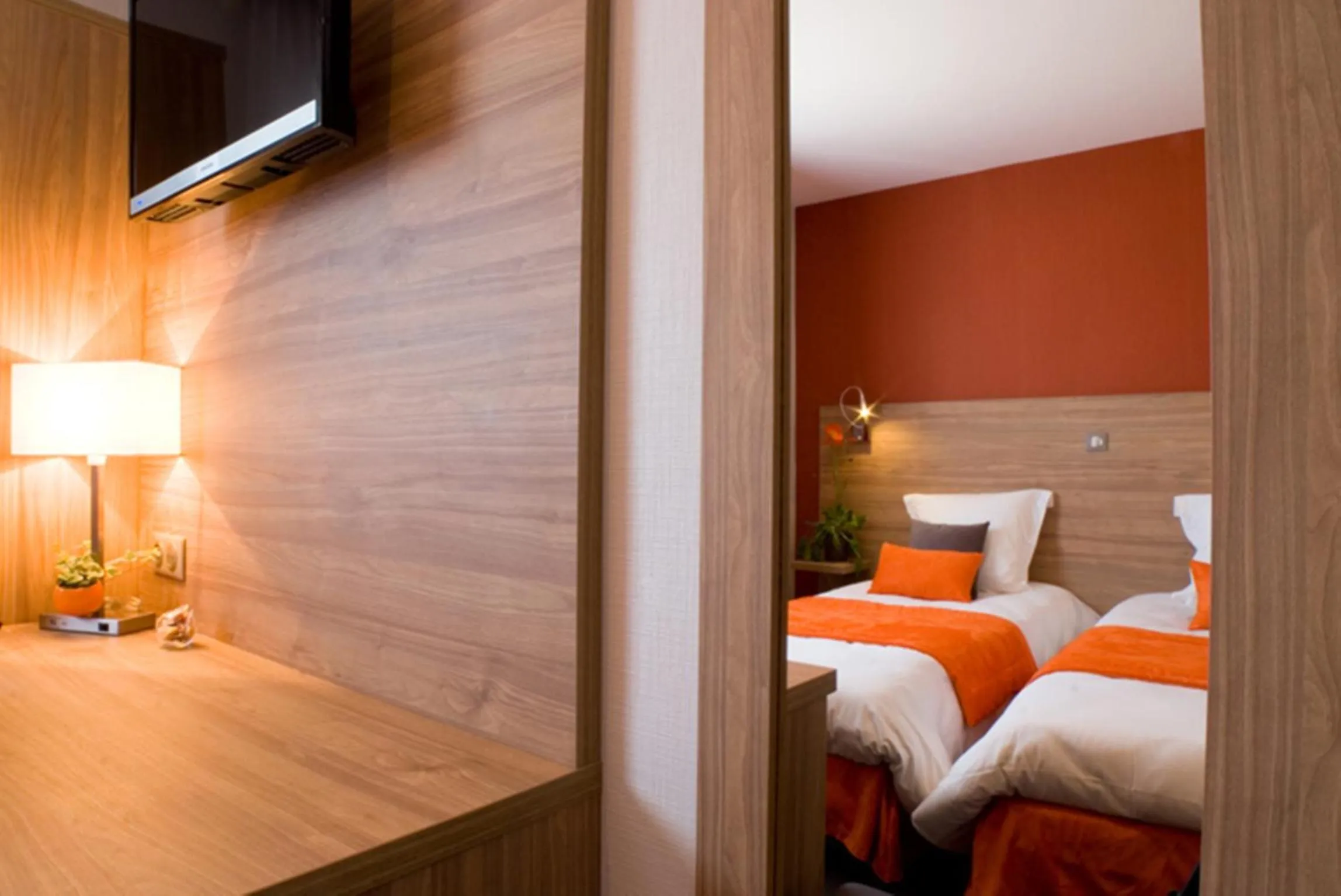 Bed in Logis Hotel Restaurant de La Madeleine