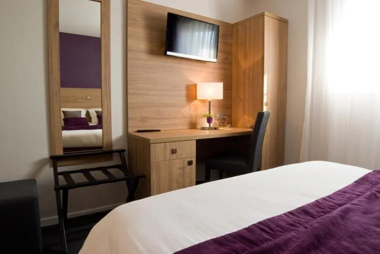 Bed in Logis Hotel Restaurant de La Madeleine