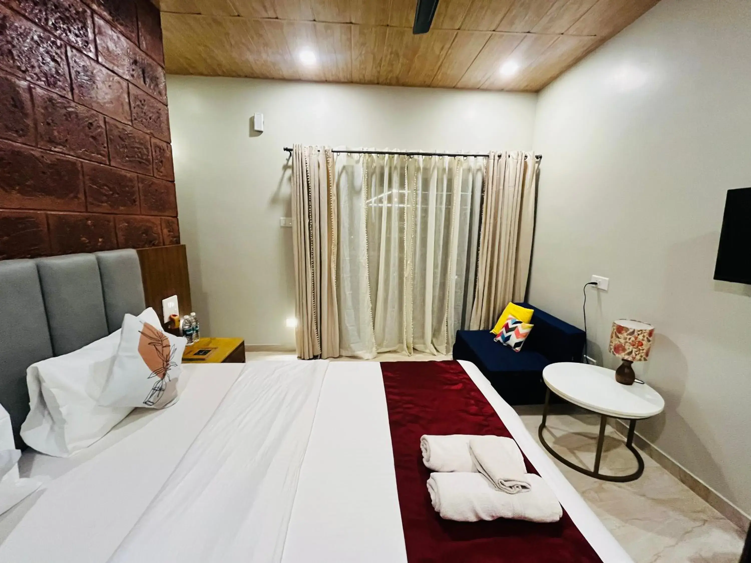 Queen Room with Balcony in Glenvista Estate Queen Room with Balcony in Glenvista Estate