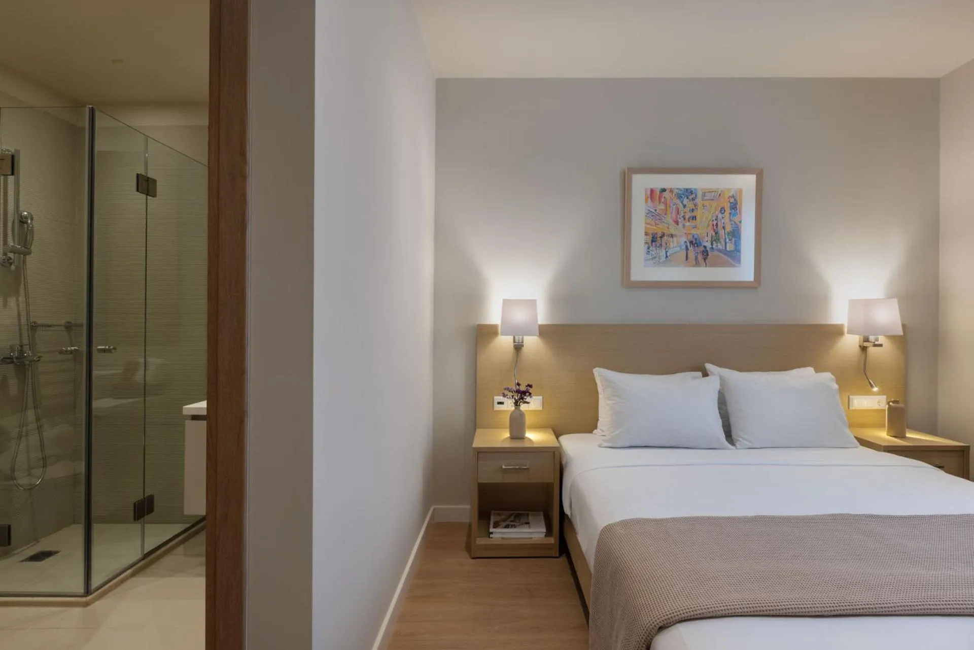 Photo of the whole room, Bed in Port Tower Piraeus