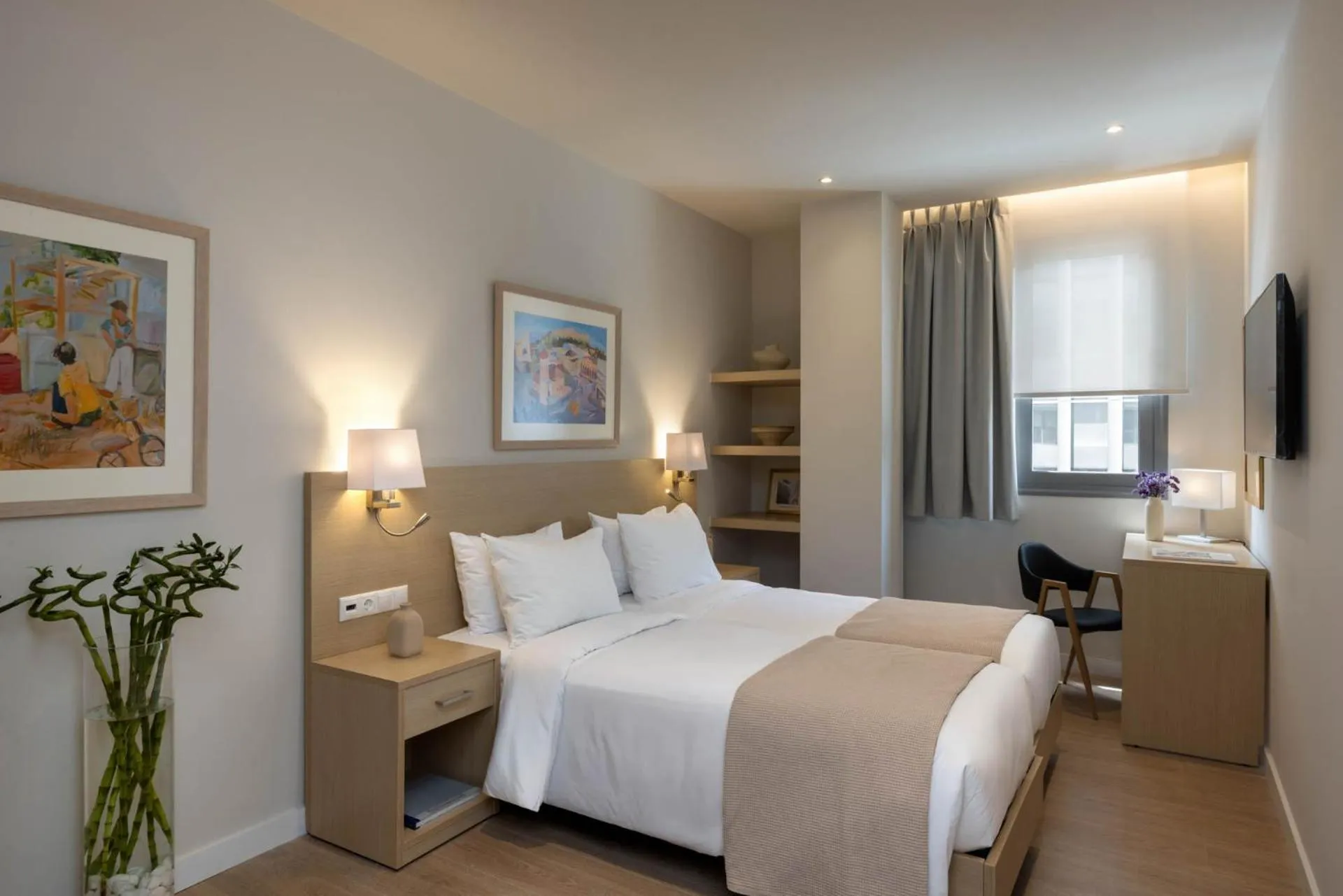 Photo of the whole room, Bed in Port Tower Piraeus