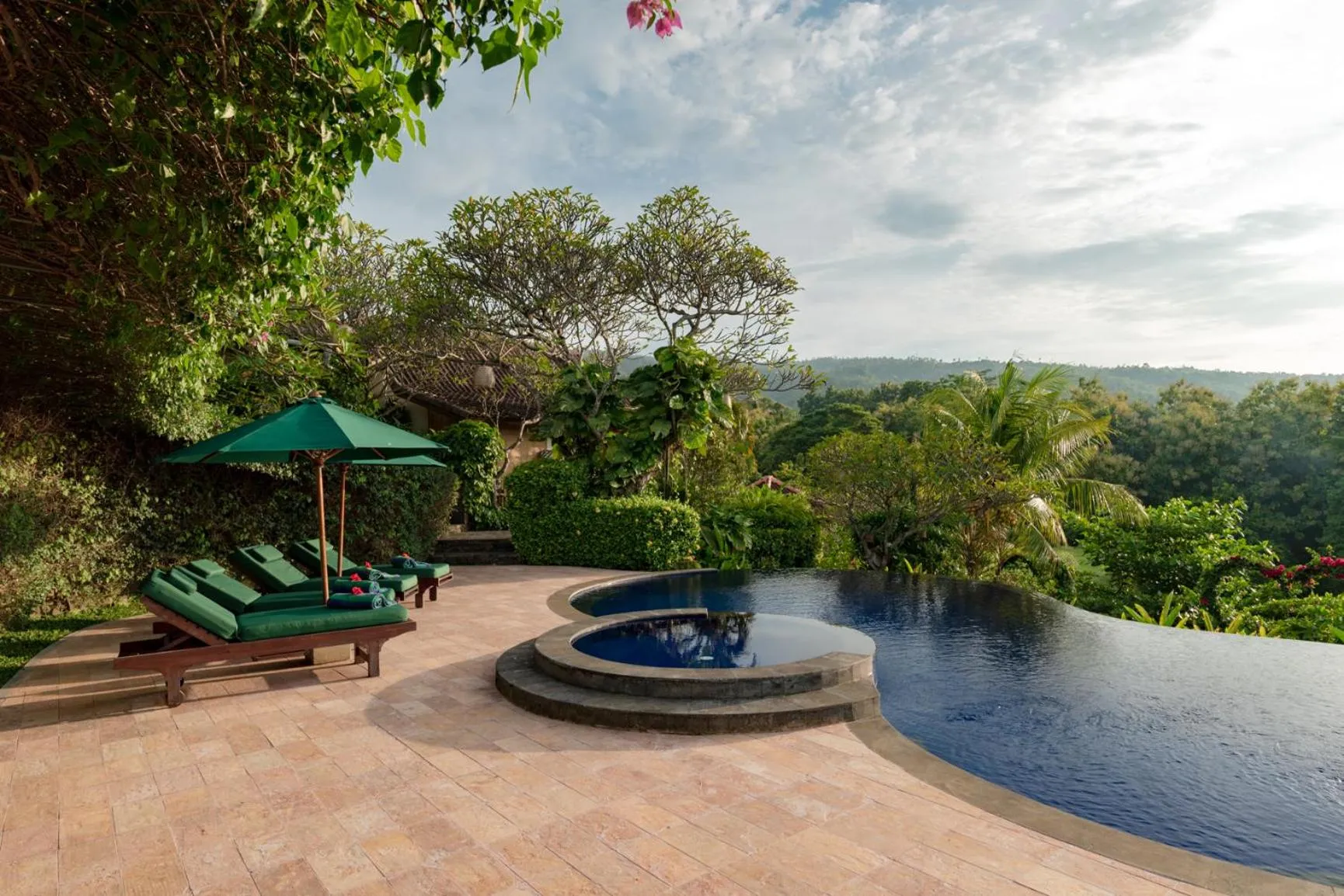 Swimming pool in Alamanda Lovina Resort