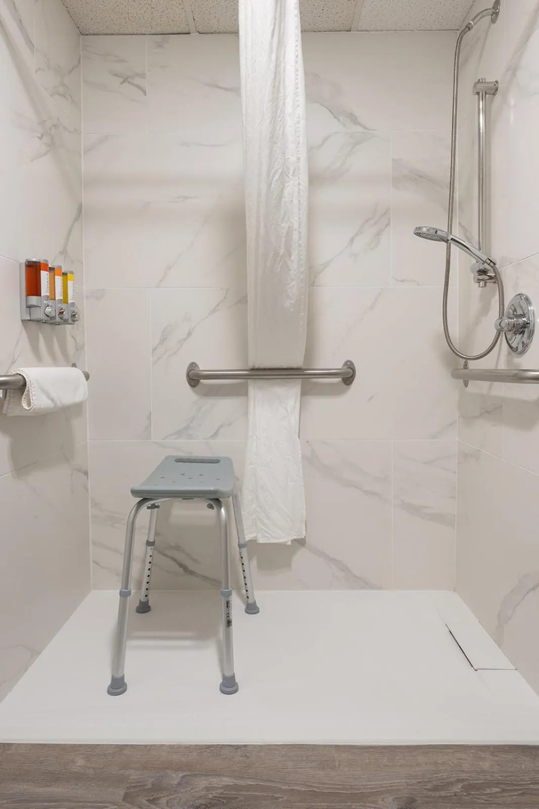 Shower in Hotel Pommier Chariton