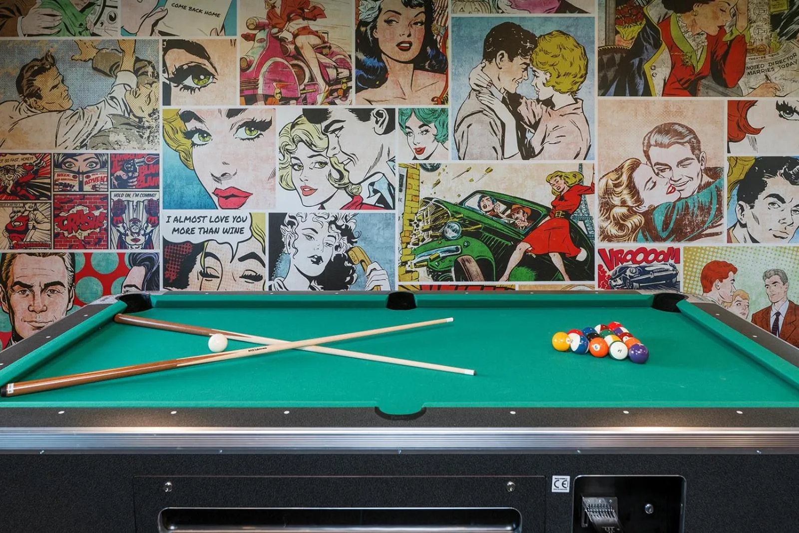 Billiard in Hotel Pommier Chariton