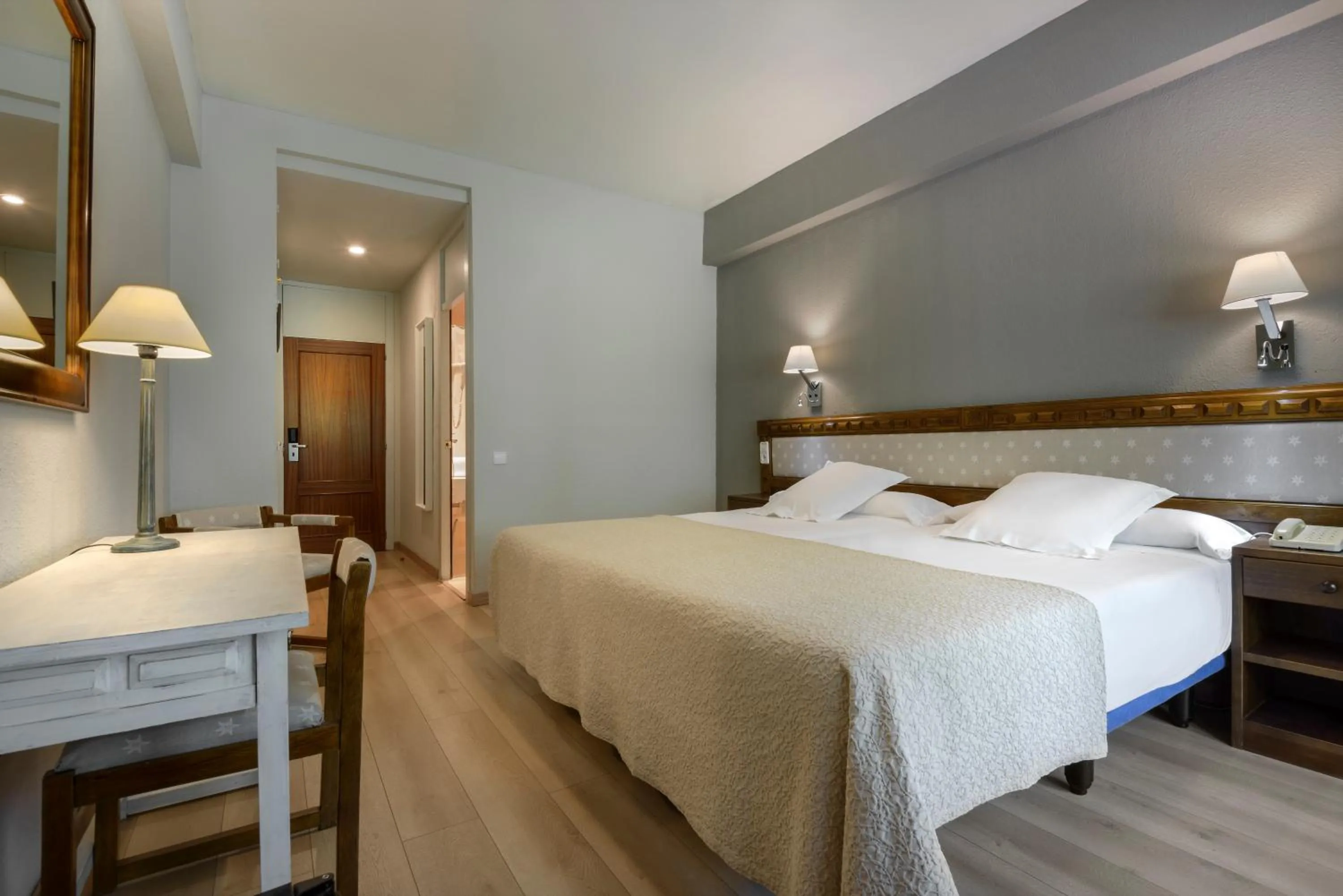 Bed in Hotel Edelweiss Candanchú