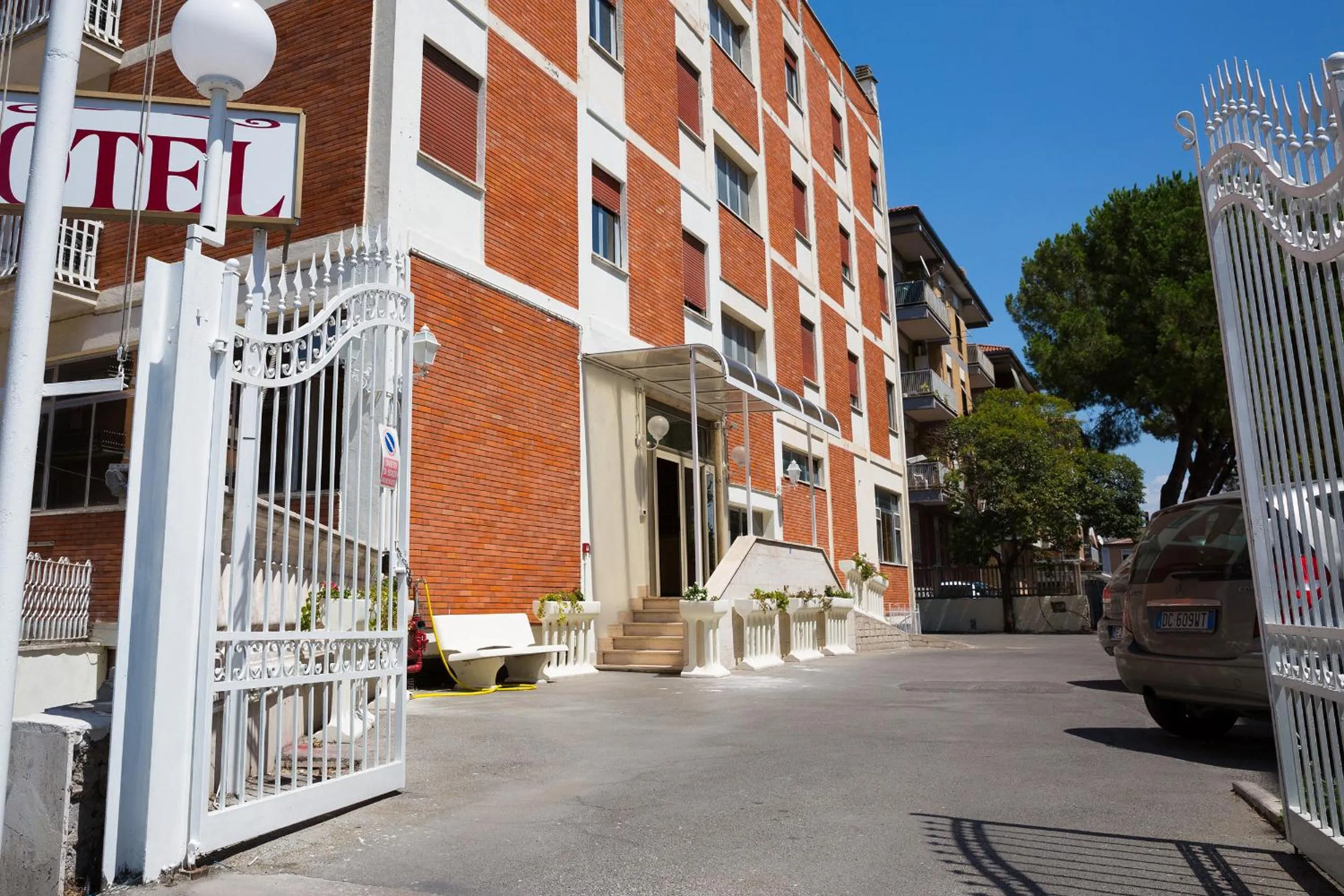 Facade/entrance in Maximo Hotel