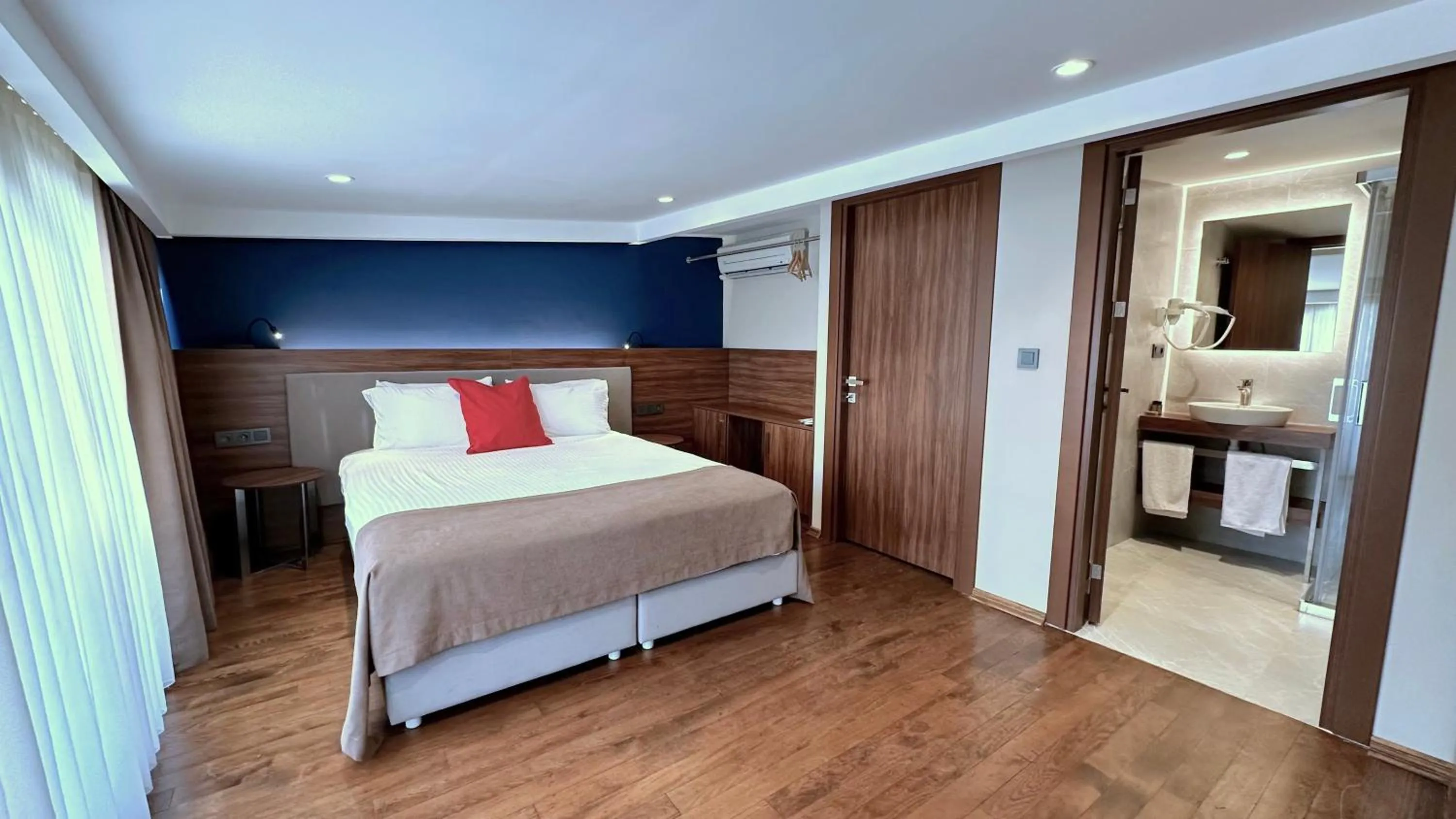 Photo of the whole room, Bed in Snog Rooms & Suites