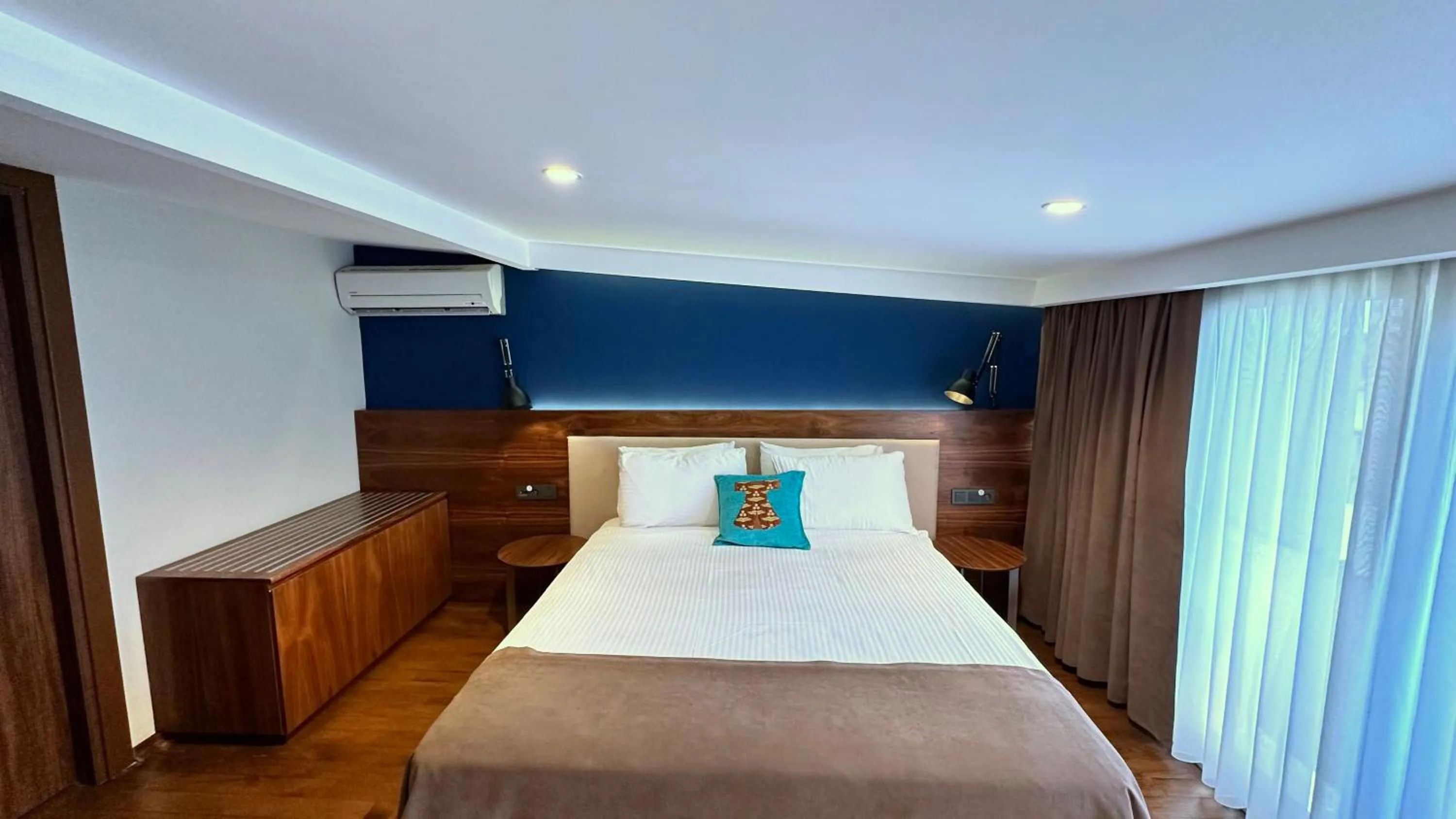 Bed in Snog Rooms & Suites